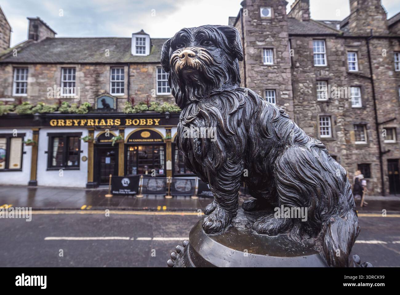 Edimburgo, Scozia - 19 gennaio 2020: Scultura del cane Bobby di fronte al famoso pub Greyfriars Bobby nella città di Edimburgo Foto Stock