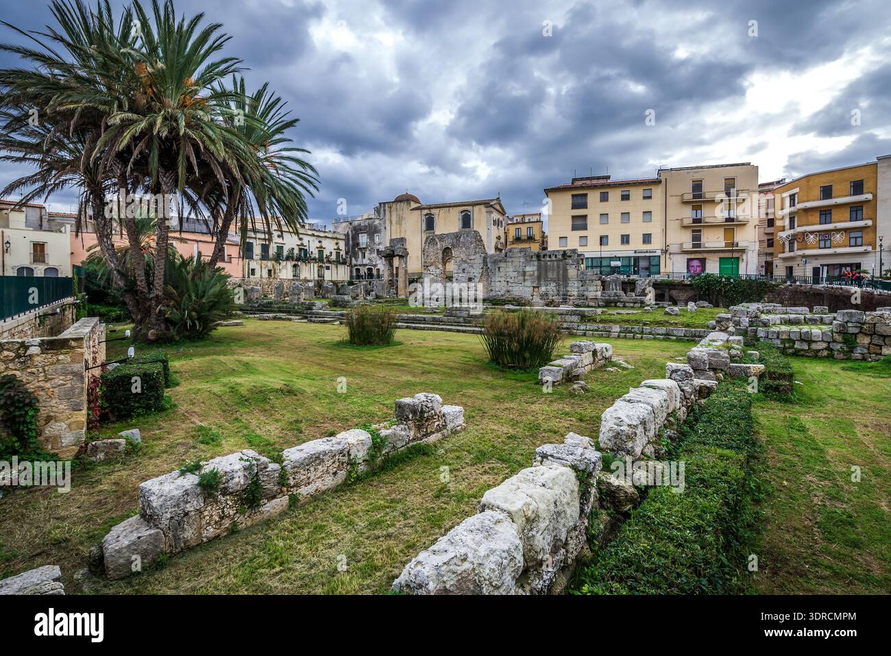 Siracusa, Italia - 14 dicembre 2016: Antico tempio greco di Apollo sull'isola di Ortigia, parte vecchia della città di Siracusa, isola di Sicilia Foto Stock