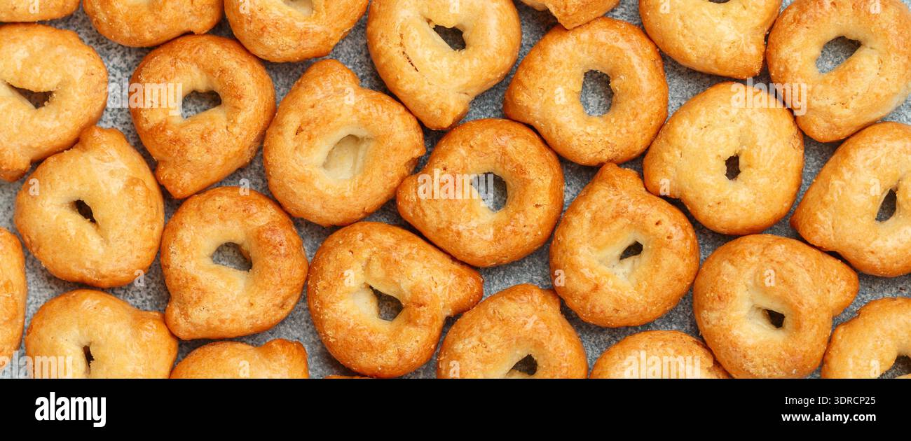 Tarallini: Piccoli bagel italiani tradizionali. Taralli. Delizioso spuntino da vicino. Background culinario. Messa a fuoco selettiva, vista dall'alto, l Foto Stock