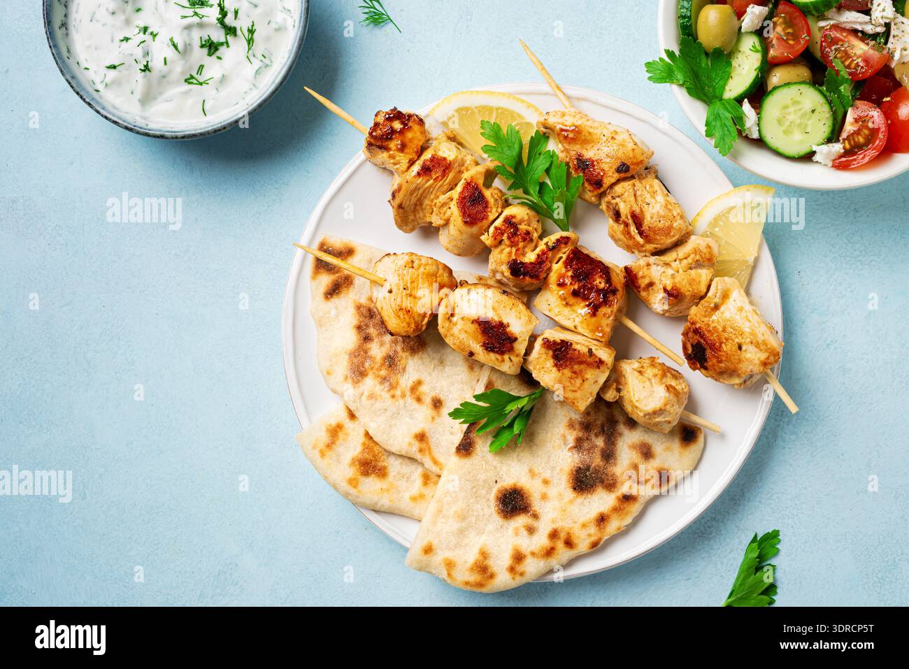 Spiedini di pollo, souvlaki, pita e insalata greca Foto Stock