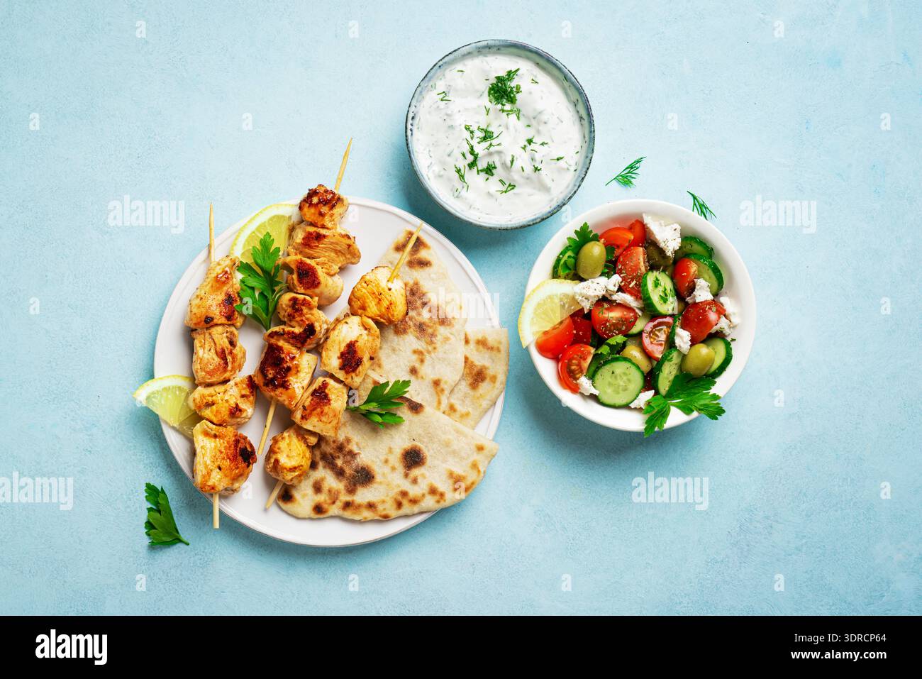 Kebab di pollo souvlaki con focaccia e insalata greca Foto Stock