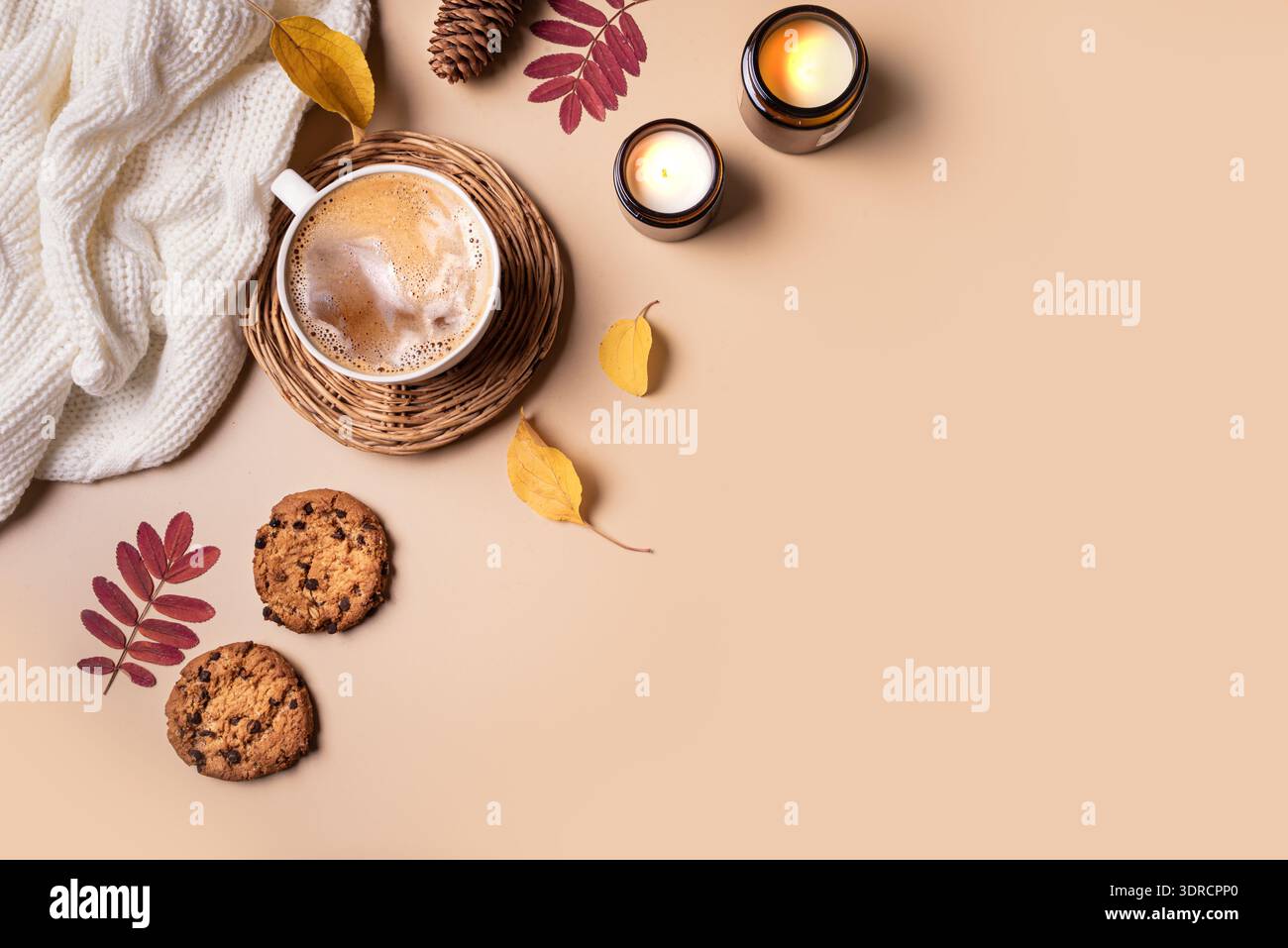 Accogliente sfondo autunnale, caffè e candele Foto Stock