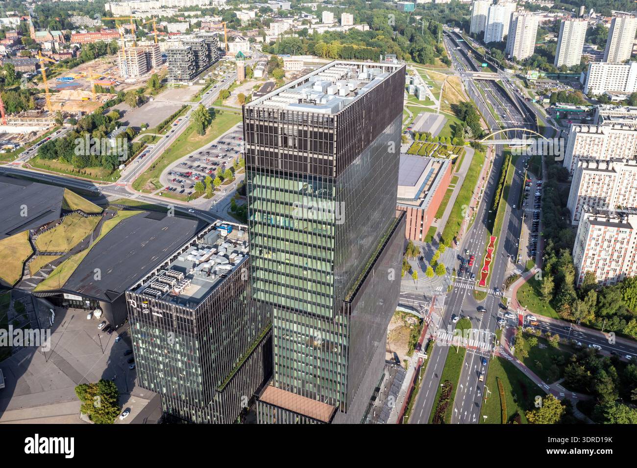 Katowice, Polonia - 25 agosto 2022: Foto drone dell'edificio degli uffici .KTW e del Centro Congressi Internazionale di Katowice Foto Stock