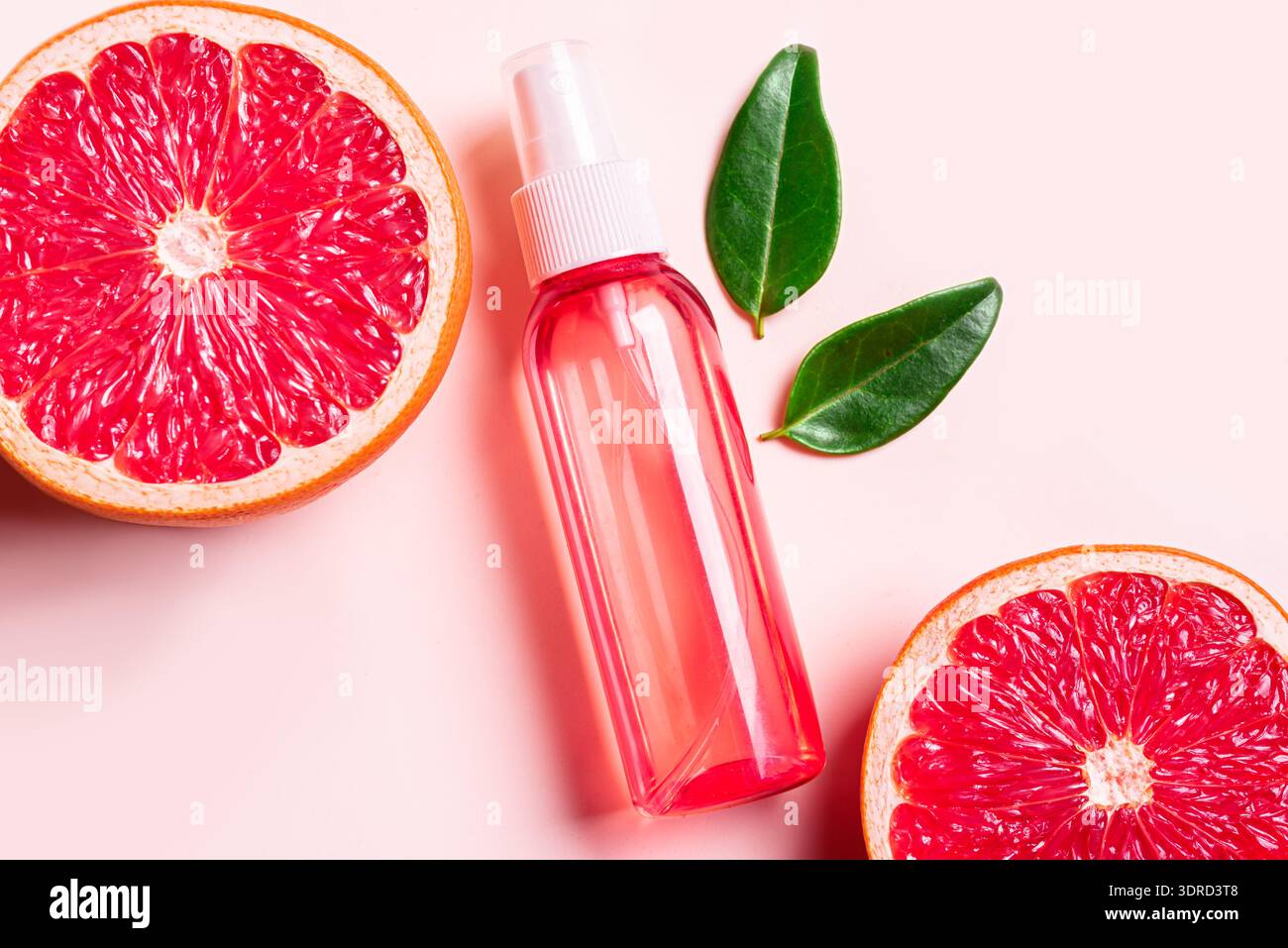 Spray per la nebbia del corpo con agrumi di pompelmo Foto Stock