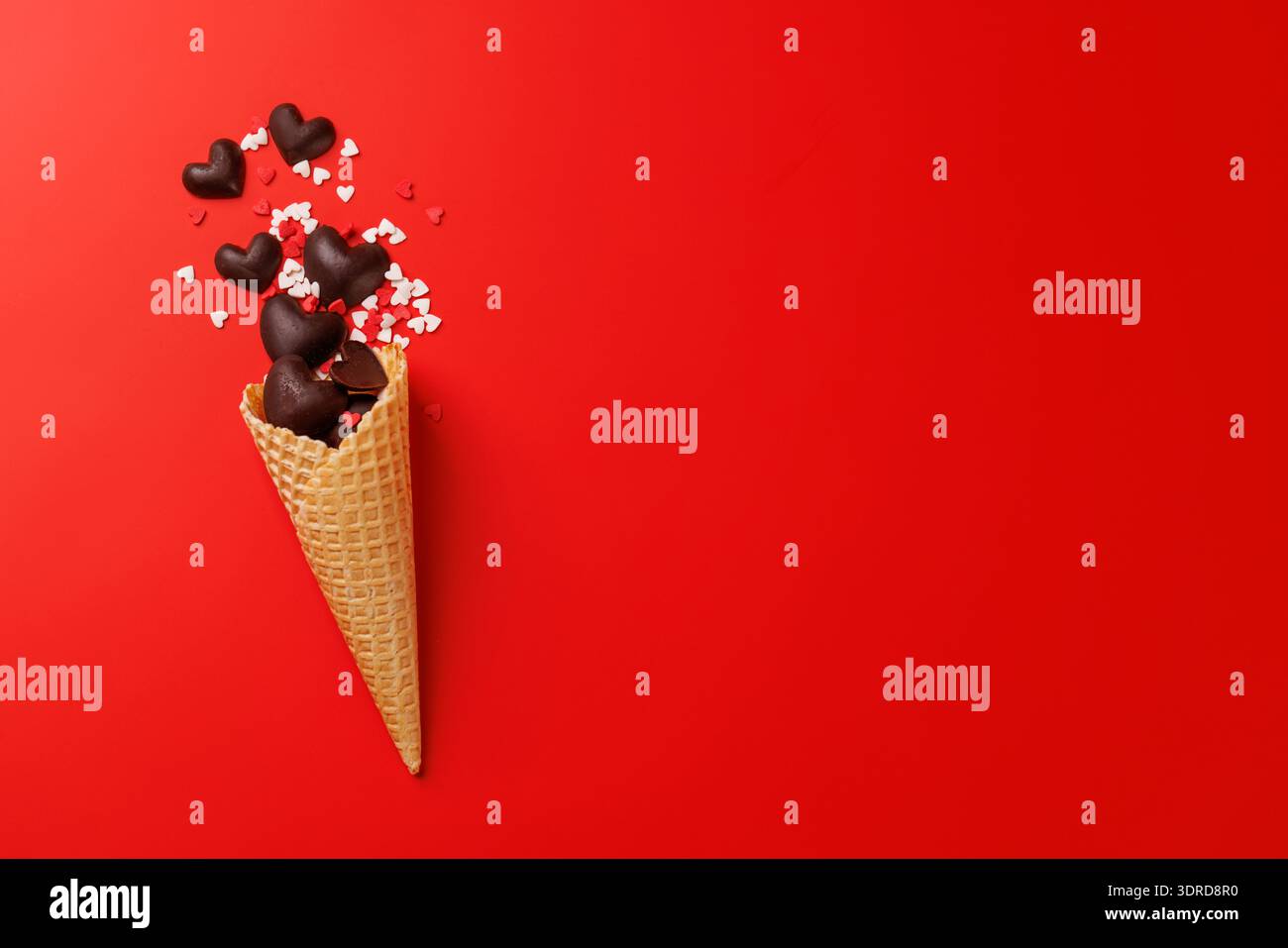 Dolci a forma di cuore di San Valentino in un cono di gelato Foto Stock