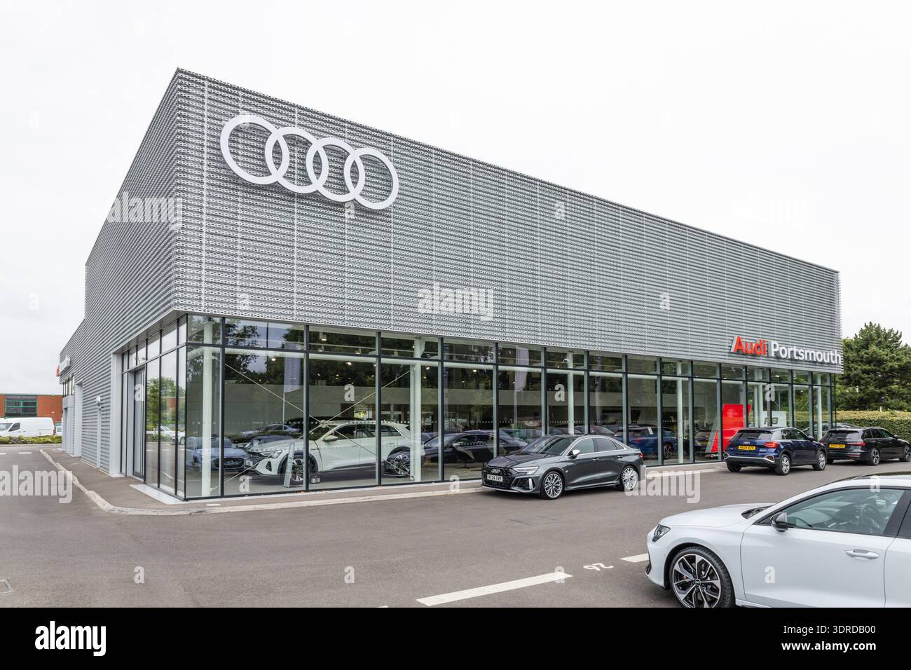 Moderno showroom esterno della concessionaria Audi con auto. Portsmouth, Regno Unito, 3 luglio 2024 Foto Stock