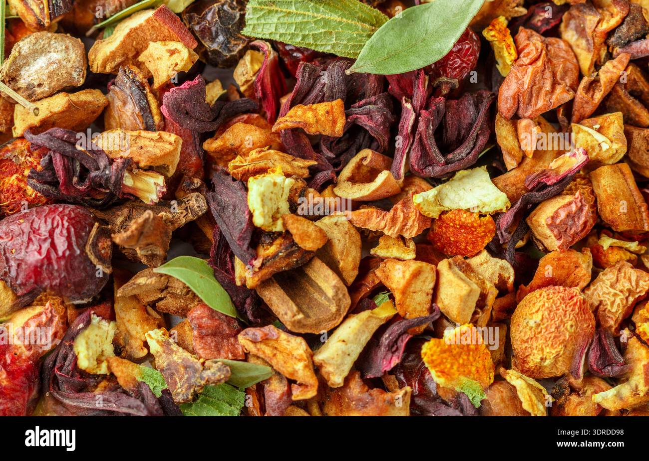 Tè invernale. Background culinario. Una miscela per la preparazione di bevande calde riscaldate da rose fianchi, Foto Stock