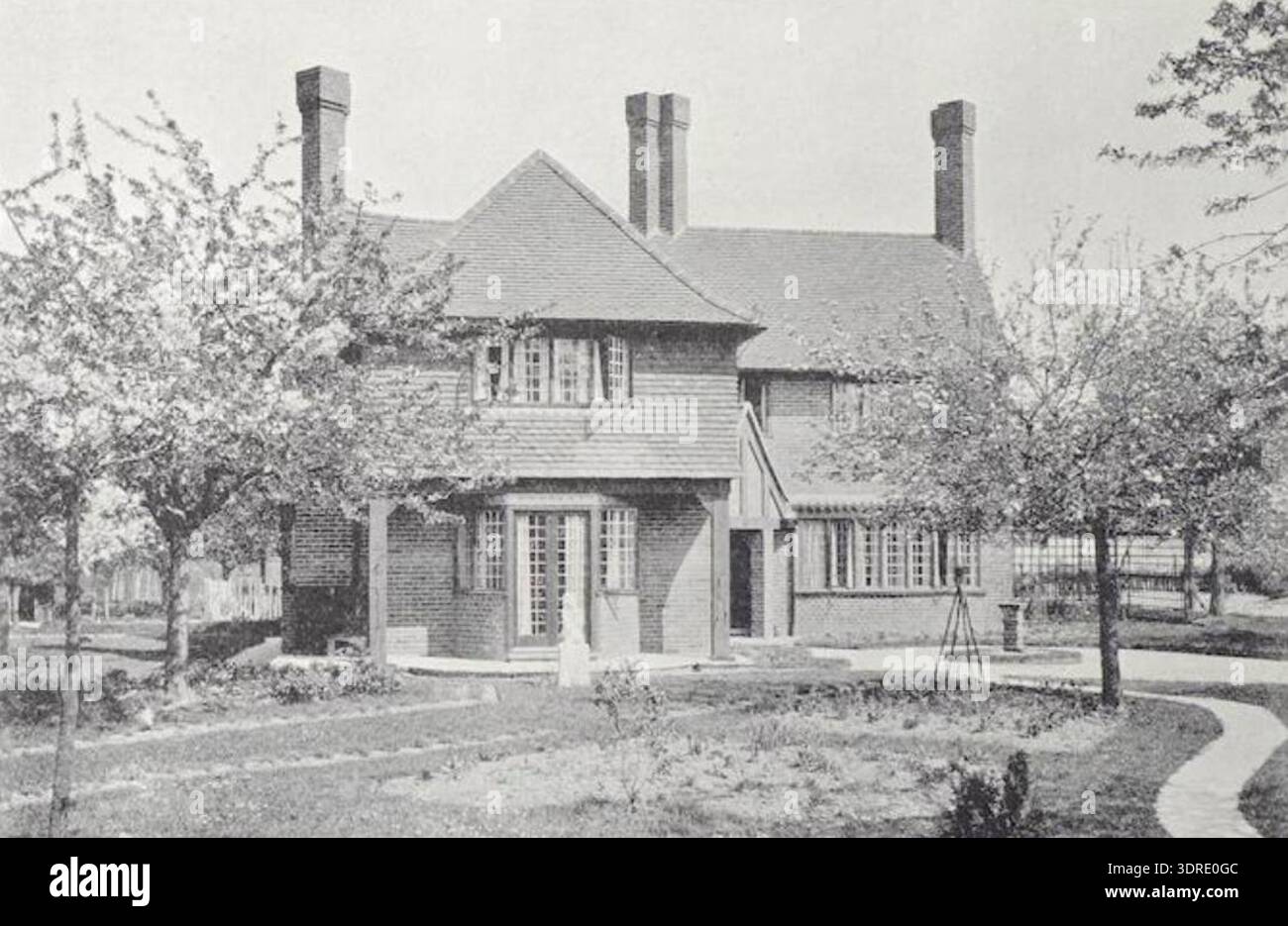 Il progetto di Edgar Ranger del 1913 per una casa al Gerrard's Cross riflette l'architettura domestica inglese dell'inizio del XX secolo con caratteristiche artistiche e artigianali. Il residence include tetti a spiovente, camini, bifore, pietra e mattoni e interni ben proporzionati. Ranger enfatizza l'armonia con il paesaggio, gli spazi funzionali e l'integrazione dei dettagli decorativi, illustrando i principi del periodo di artigianalità, equilibrio estetico e pianificazione residenziale. Foto Stock