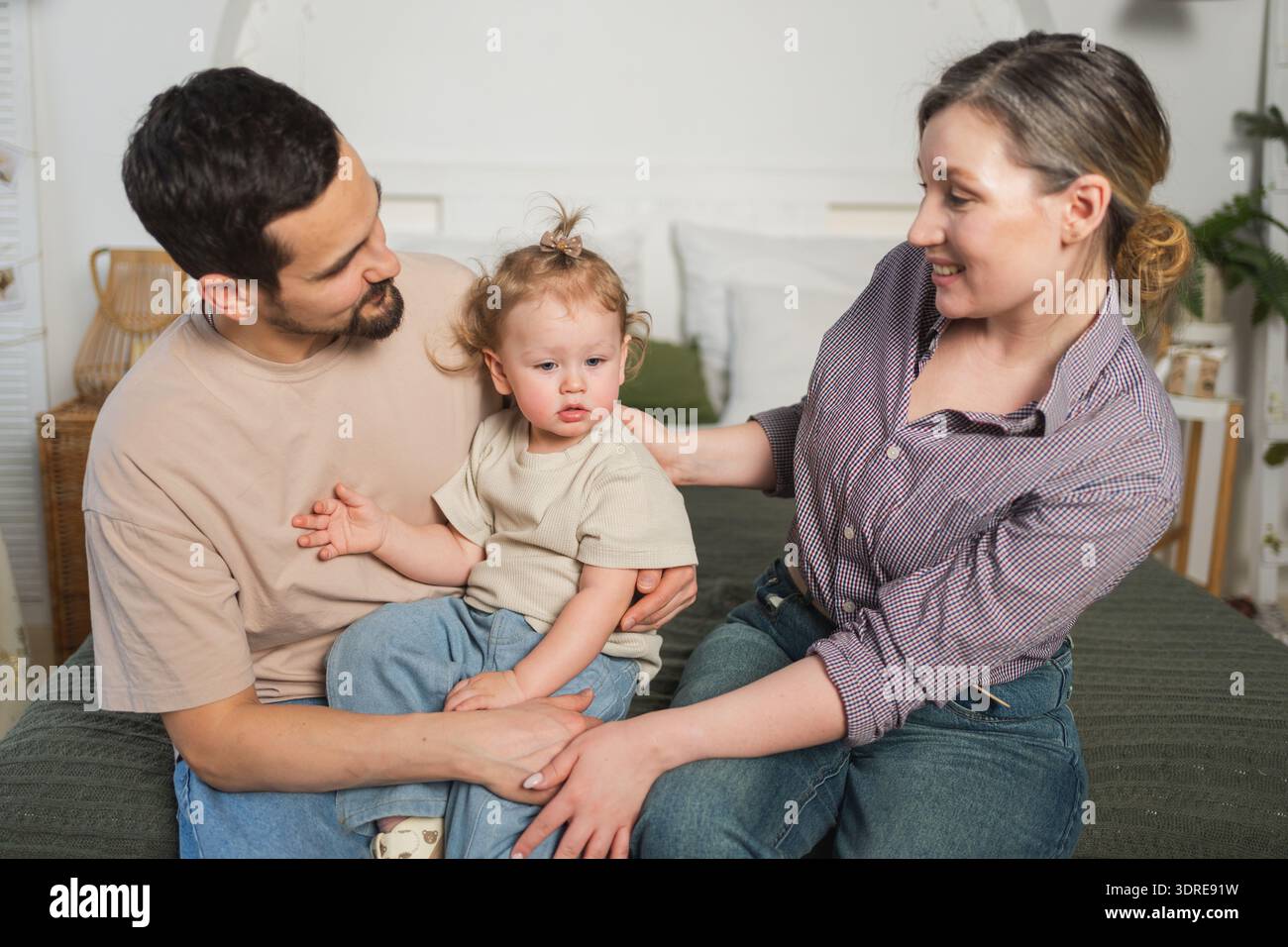 Famiglia felice a casa. Madre padre bambino bambino figlia rilassarsi sul divano al coperto. Mamma papà genitori ragazzina rilassati giocando huggi Foto Stock