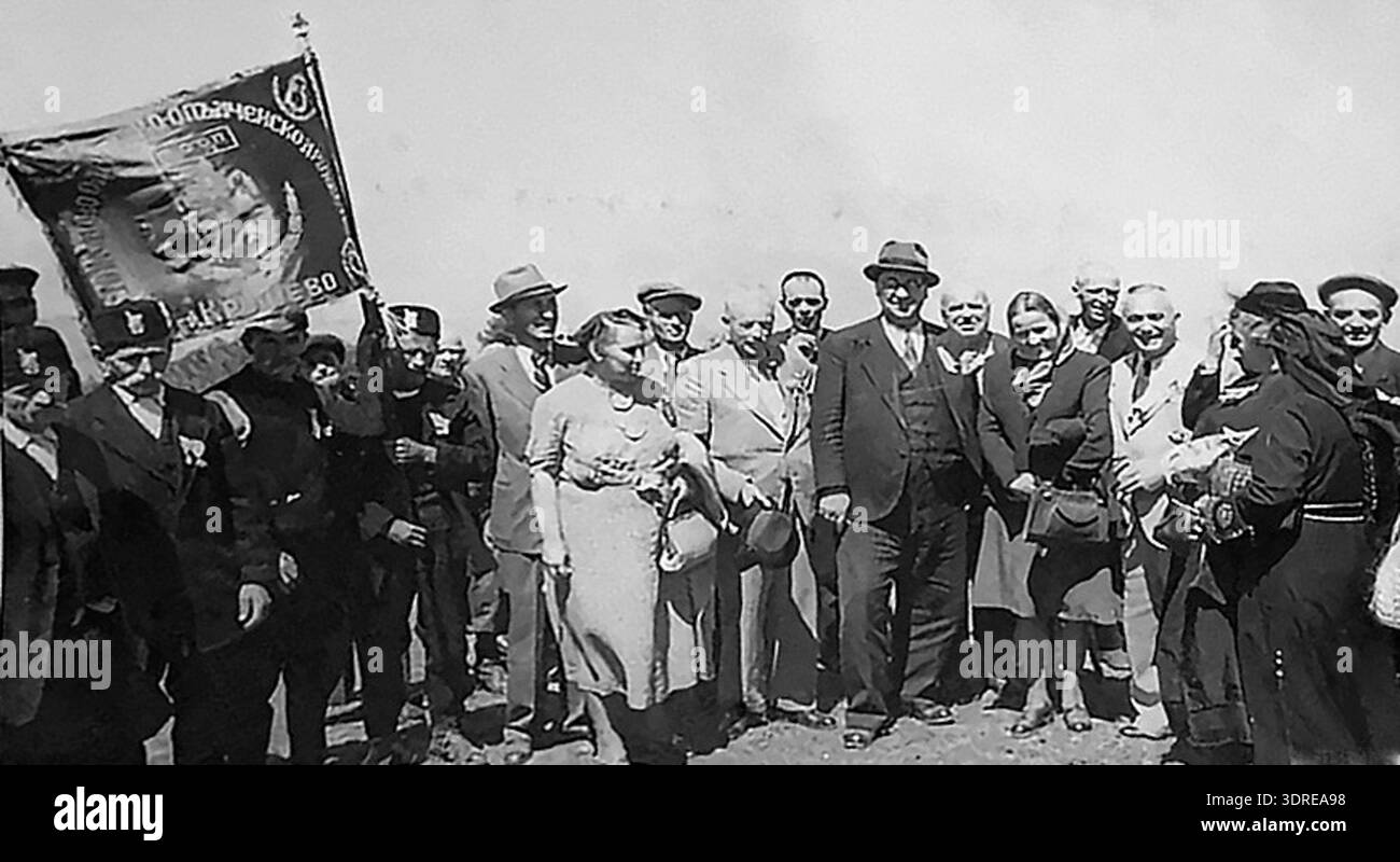 Mechkin Kamen è un'opera degli anni '1940 intitolata dopo la regione di Mechkin Kamen, che rappresenta temi culturali o storici dell'area. Il lavoro riflette aspetti della società, della vita locale e dell'identità regionale durante gli anni '1940 Può includere rappresentazioni artistiche, letterarie o storiche pertinenti al periodo. Come pubblicazione degli anni '1940, documenta il contesto culturale, sociale e ambientale del suo tempo, fornendo una registrazione fattuale della vita regionale, dell'attività umana e delle tradizioni nell'area di Mechkin Kamen. Foto Stock