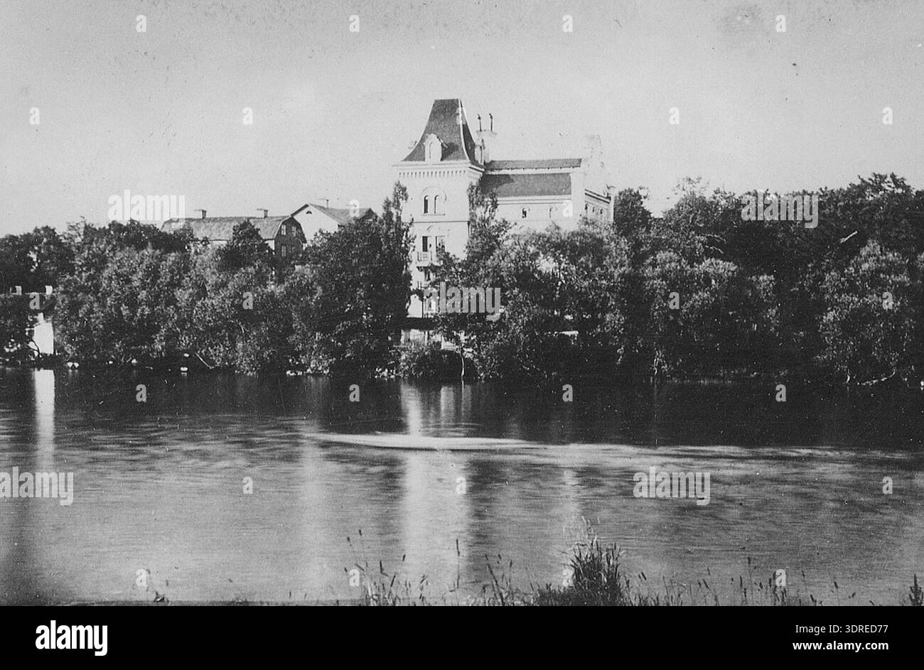 Questa stampa del 1883 di C.P. Lövman raffigura Charlottenburg su Reimersholme con edifici, paesaggi e dettagli sulla costa. L'opera illustra la stampa svedese della fine del XIX secolo, la rappresentazione topografica, le caratteristiche ambientali, la raffigurazione di insediamenti e la tecnica di stampa artigianale. Foto Stock