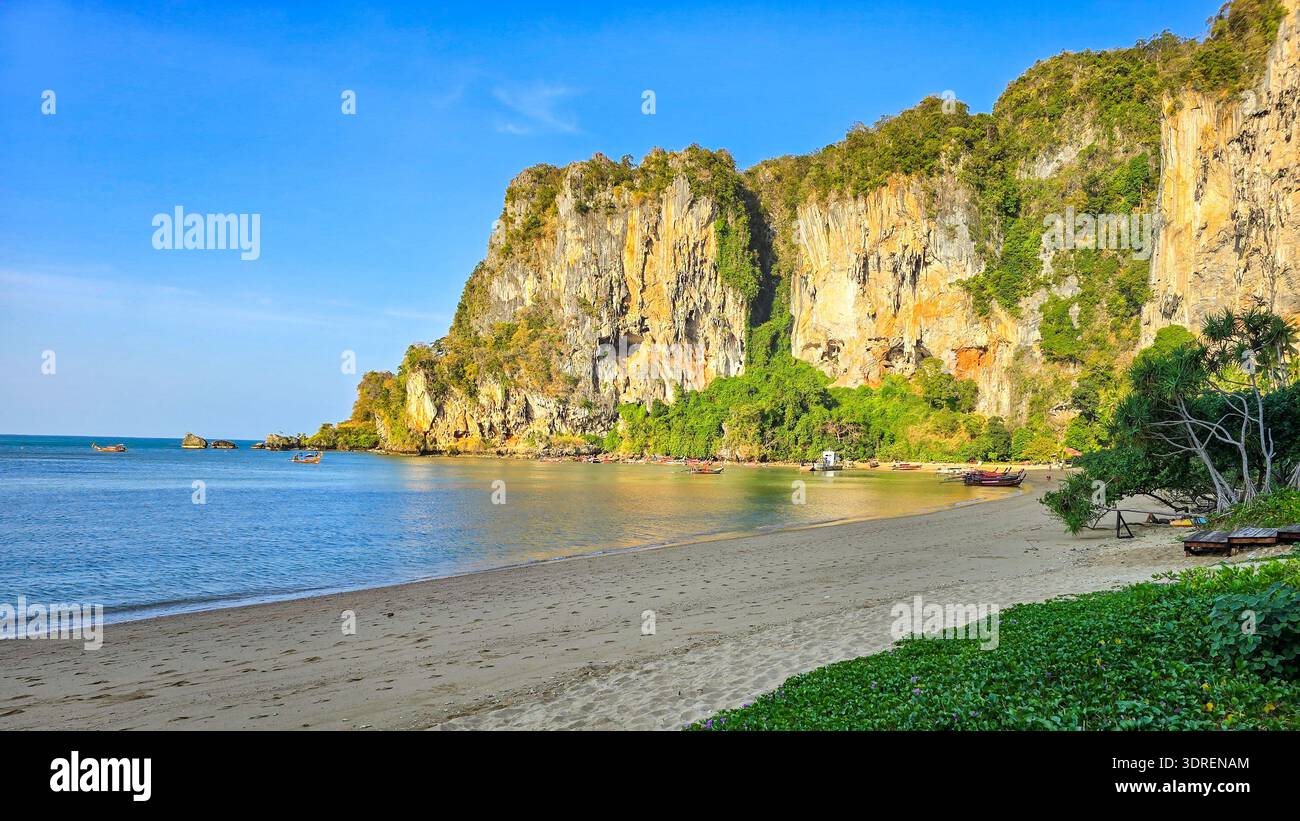 Esplorando la tranquilla bellezza di Railay Beach a Krabi, Thailandia, durante l'ora d'oro Foto Stock
