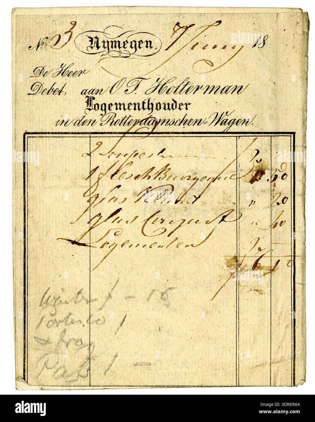 Carta di credito per l'hotel di O. T. Holterman 'Rotterdam damschen Wagen' a Nijmegen, circa 1730–1850. La facciata dell'hotel e' mostrata con un autobus alle porte, circondato da testo calligrafico. Il vialetto forma un fotogramma per l'immagine centrale. L'incisione illustra la promozione commerciale, l'architettura degli hotel del XVIII-XIX secolo, i trasporti, la segnaletica e la decorazione tipografica nelle carte commerciali olandesi. Foto Stock