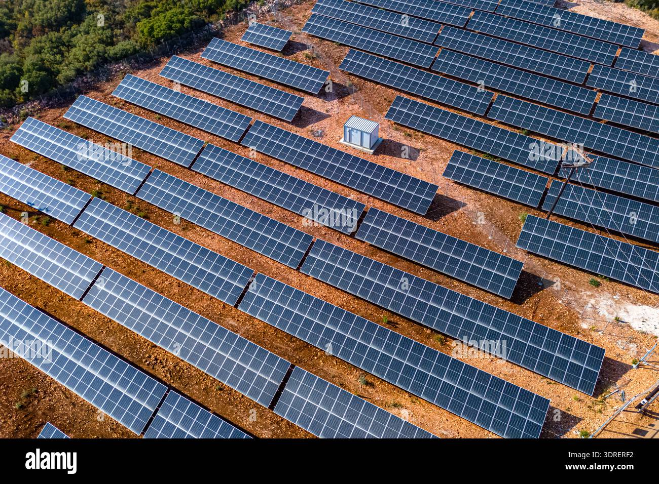 Moderno sistema di energia solare montato a terra. Foto Stock
