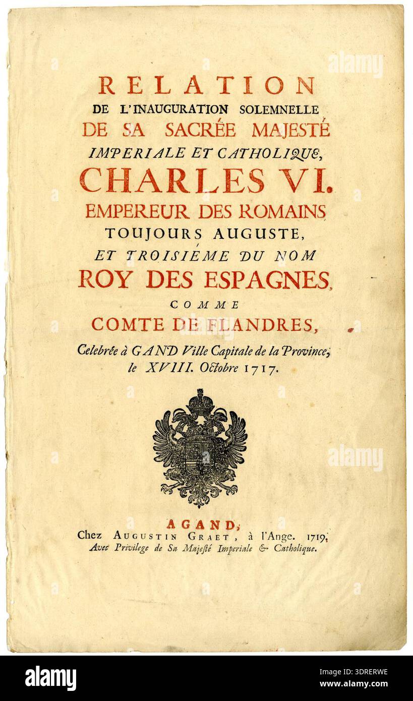 Questo frontespizio inciso su legno del 1719 da Gand commemora la solenne inaugurazione di Carlo vi come Sacro Romano Imperatore e Conte delle Fiandre. La pagina include un titolo stampato in modo preminente in lettere nere e rosse e mostra uno stemma sotto. La composizione dimostra il design europeo del frontespizio dei primi anni del XVIII secolo, la tecnica del taglio del legno, la gerarchia tipografica, la presentazione cerimoniale, il simbolismo araldico, e un'attenta disposizione del testo e degli elementi decorativi in una pubblicazione formale e stampata. Foto Stock