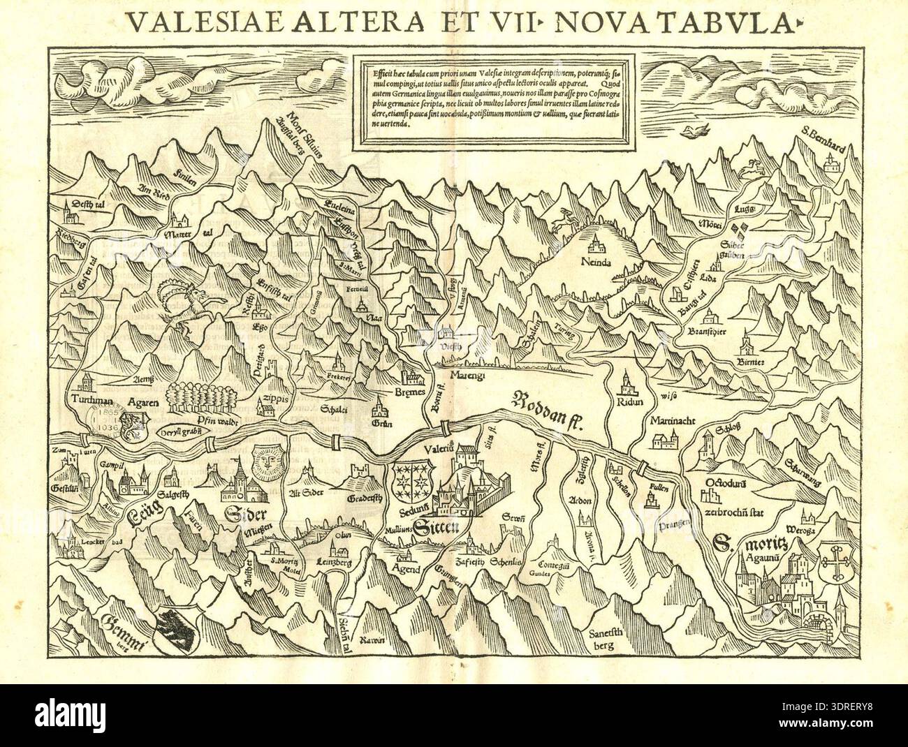 Un libro-illustrazione e una mappa stampati da Adam Petri nel 1545 nello stile di Hans Holbein il giovane. Il recto presenta un bordo testuale con ornamenti grotteschi, un oculus con stemma asburgico, arpie, griffini e vasi, con spalline grottesche orizzontali e verticali, stampate da un blocco. Il verso include una mappa della Svizzera, che illustra il design della stampa tedesca rinascimentale, l'ornamento tipografico, la tecnica del taglio del legno e l'integrazione di elementi cartografici e decorativi. Foto Stock