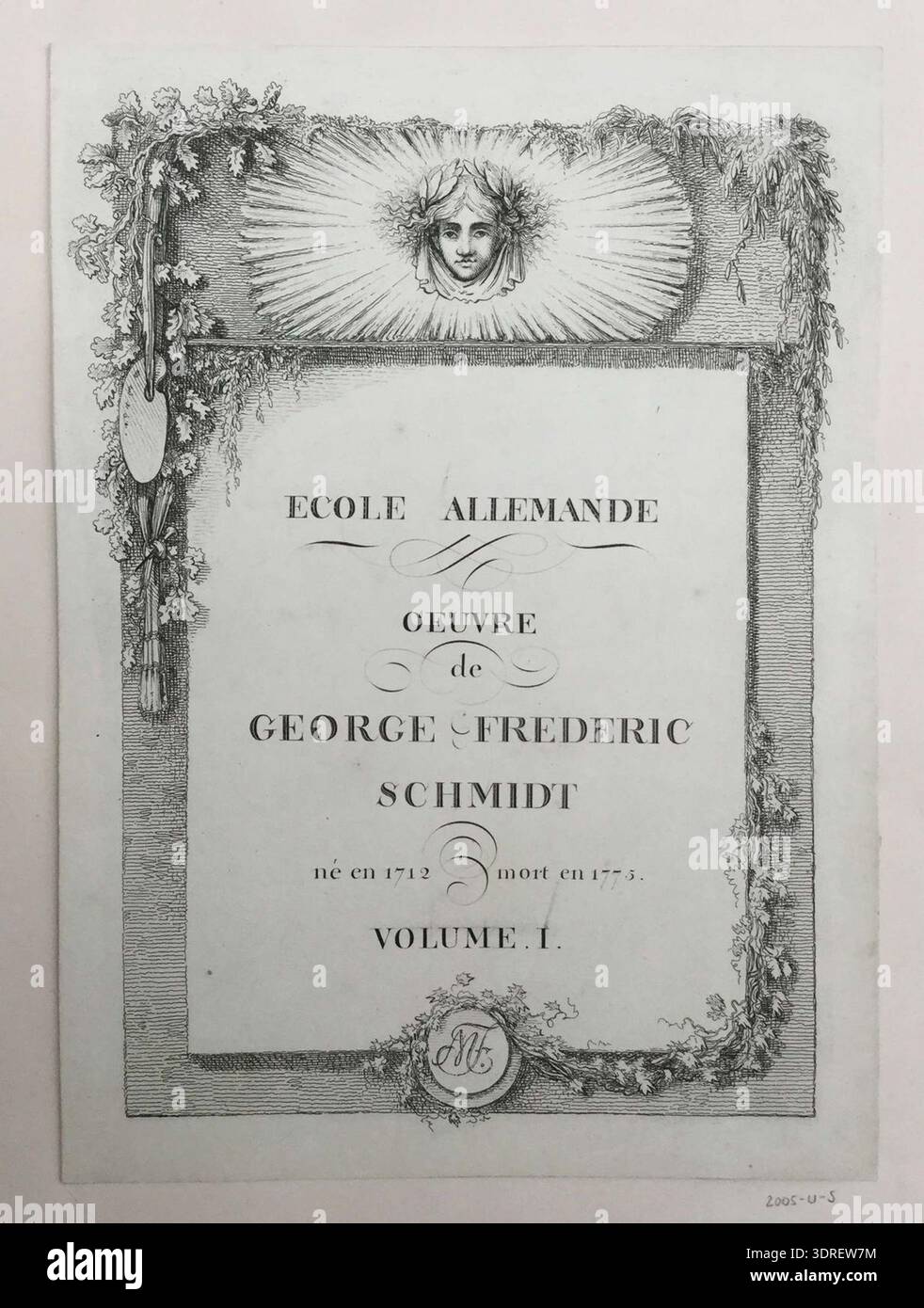 Questa incisione su cartone, creata da un artista anonimo tra il 1730 e il 1780, raffigura un bordo ornamentale della pagina con una testa con raggi radianti nella parte superiore, una tavolozza a sinistra e un motivo circolare circondato da foglie con incisione "MF". Un'iscrizione a inchiostro fa riferimento a "ECOLE ALLEMANDE OEUVRE DE GEORGE FREDERIC SCHMIDT". La stampa illustra l'arte decorativa tedesca del XVIII secolo, le tecniche di incisione, i motivi simbolici e le pratiche di abbellimento dei manoscritti nella progettazione di libri e nella cultura visiva. Foto Stock