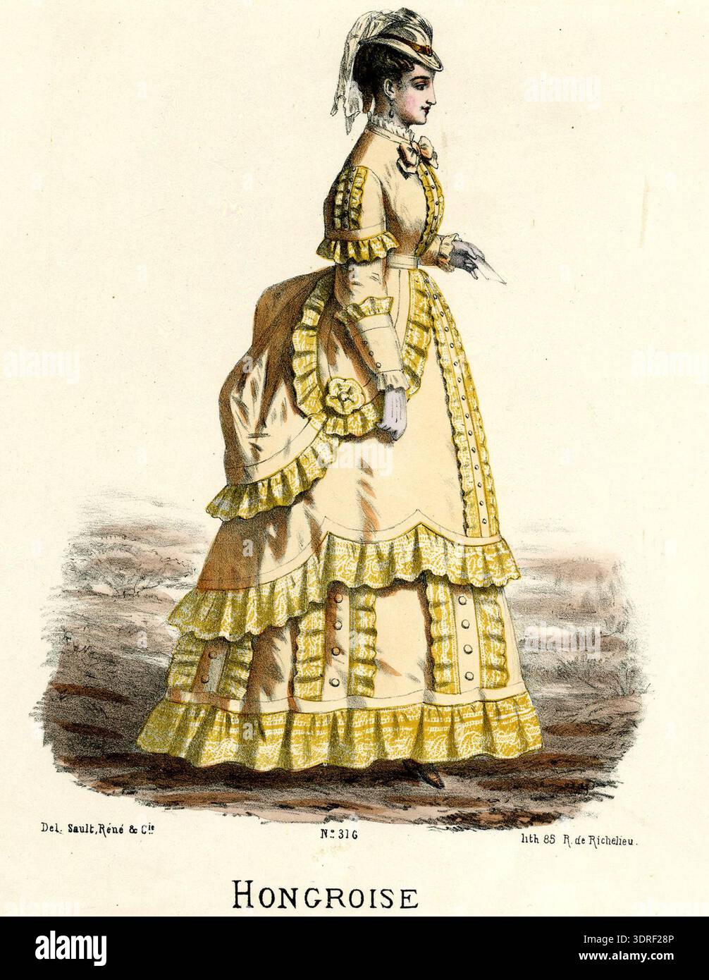 Questa cromolitografia del 1865-1870 circa raffigura una donna di profilo a destra, che tiene un foglio nella mano sinistra. Indossa un abito giallo con fronzoli e bottoni, maniche lunghe, un fiocco al collo e un cappello giallo abbinato con velo corto. La stampa, che fa parte di una serie di piatti alla moda francesi, illustra abiti, accessori, postura, dettagli del costume della metà del XIX secolo, composizione visiva e tecnica cromolitografica, preservando il design contemporaneo della moda e lo stile illustrativo. Foto Stock