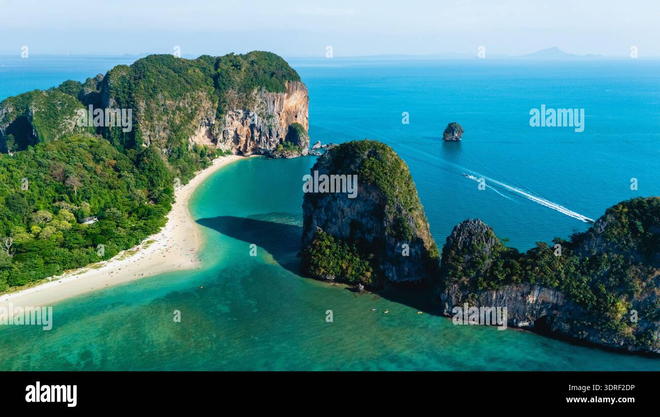 Scoprite Railay Beach a Krabi, Thailandia, con le sue acque color smeraldo e le sue scogliere torreggianti Foto Stock