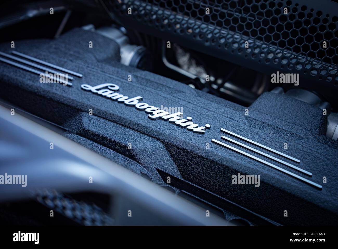 Logo coprimotore Lamborghini su nero opaco con alette cromate Foto Stock
