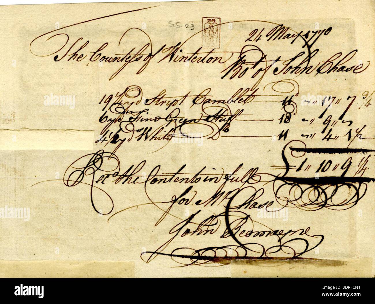 Questa carta commerciale del 1770 raffigura John Chase, un pettine di lino. La scheda mostra la facciata del negozio, le figure sul marciapiede e il testo stampato che identifica l'azienda. L'incisione mostra l'incisione commerciale del XVIII secolo, la raffigurazione di figure, il layout tipografico, l'architettura urbana, il design ornamentale, e le pratiche di marketing dei drappi londinesi. Foto Stock