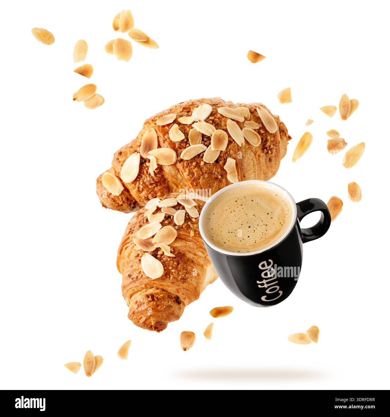 Croissant di mandorle appena sfornati con briciole di noci e tazza nera di caffè espresso caldo che volano isolati su sfondo bianco. Due croissant e c Foto Stock