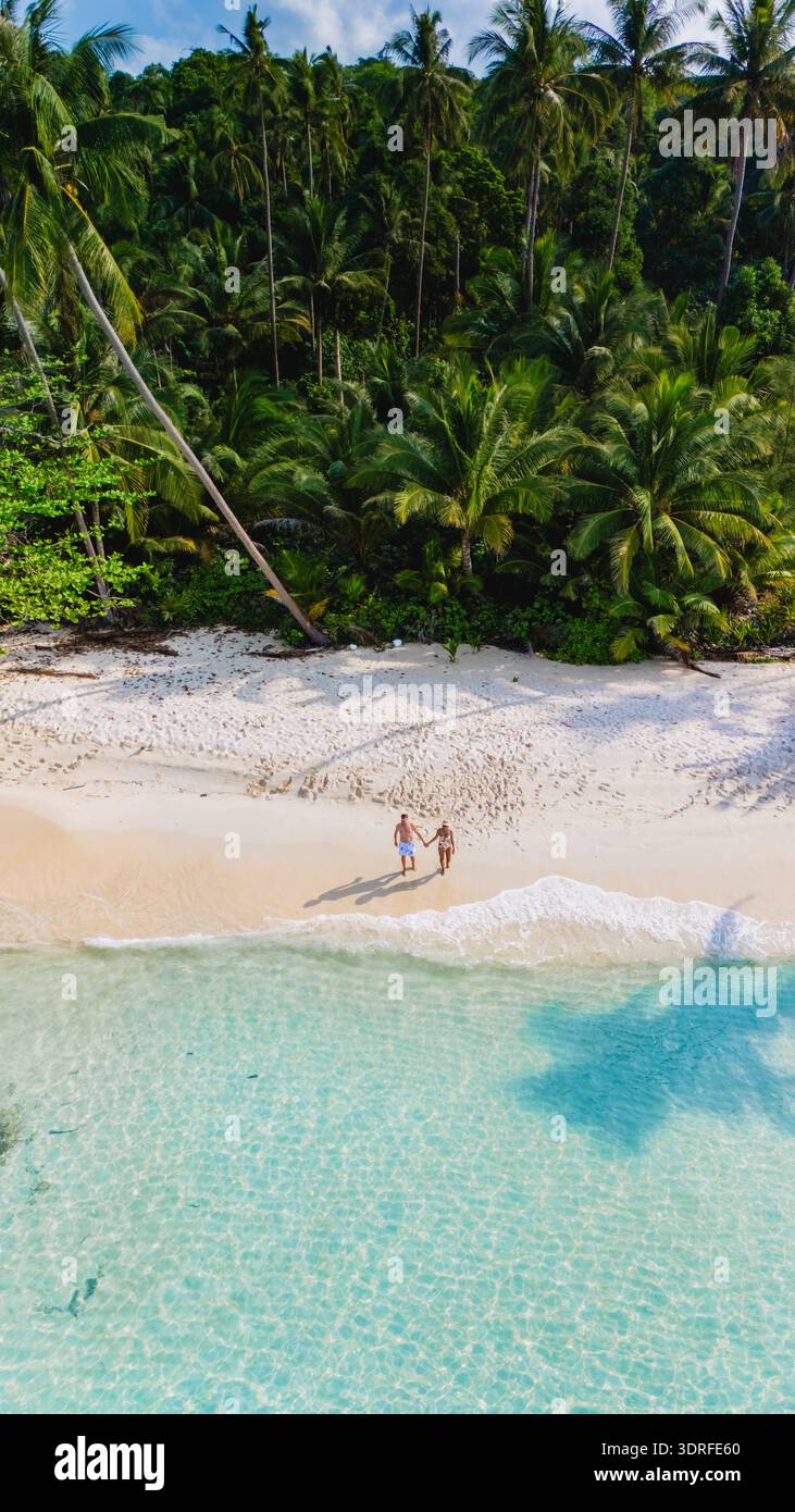 Vista aerea mozzafiato di una coppia che si gode la splendida isola di Koh Kood, Tailandia Foto Stock