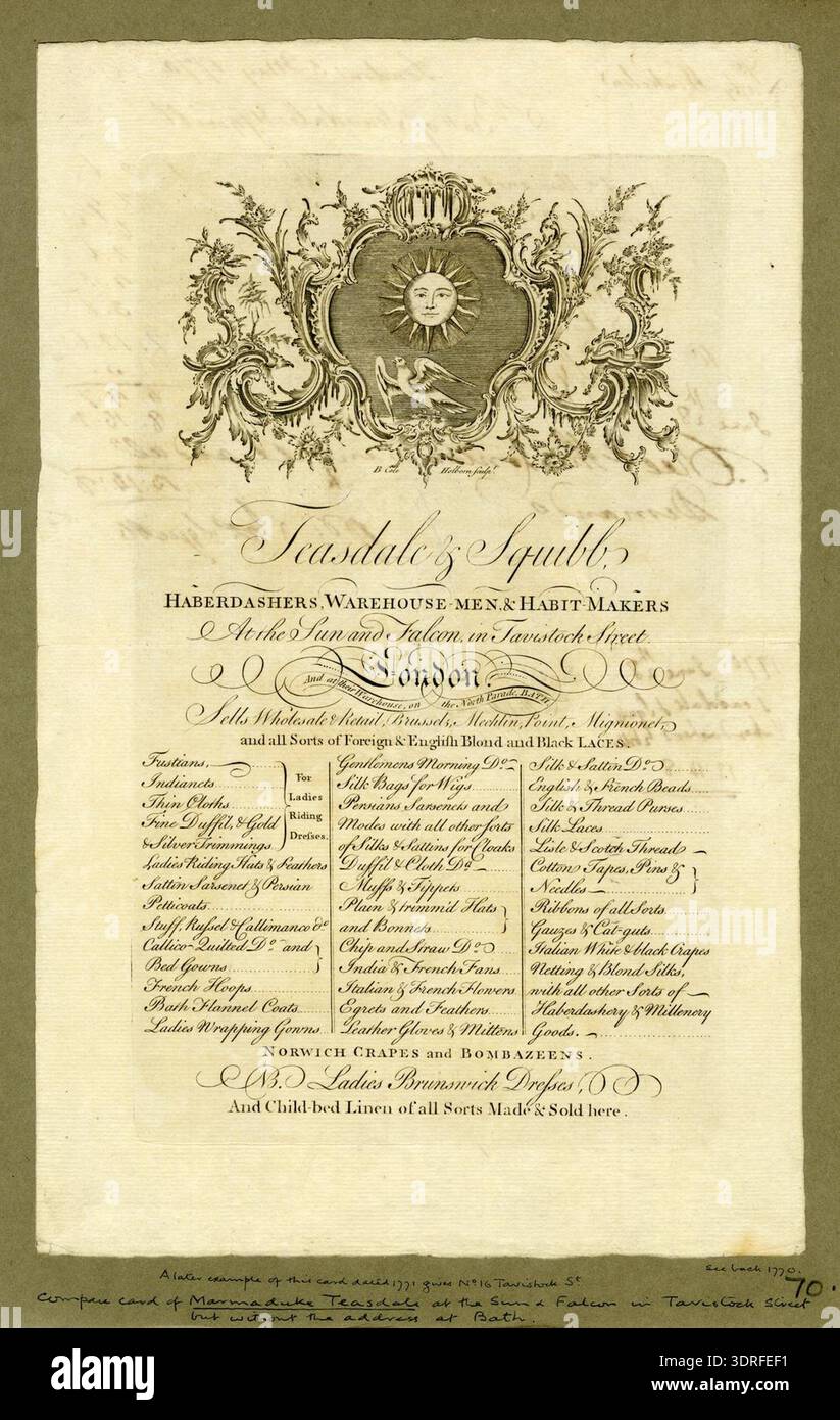 Questo biglietto da visita del 1770 raffigura Teasdale & Squibb, gli haberdashers, mostrando la facciata del negozio con figure sul marciapiede e testo che identifica l'azienda. La carta mostra incisioni commerciali del XVIII secolo, disegni ornamentali, layout tipografico, raffigurazione di figure, raffigurazione architettonica urbana, tecnica di incisione e pratiche di marketing dei mercanti londinesi. Foto Stock