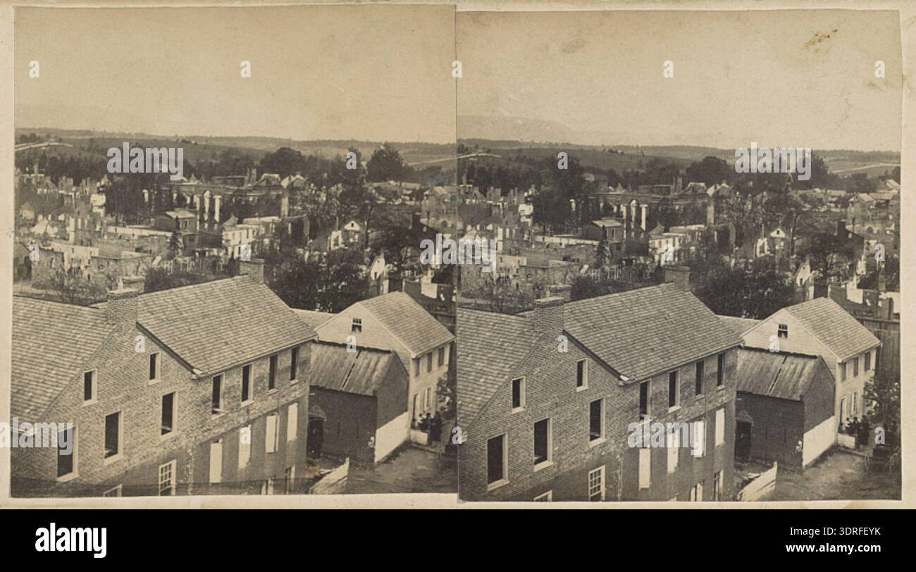 Questa fotografia ritagliata attribuita a C. L. Lochman tra il 1864 e il 1870 mostra le rovine di Chambersburg, Pennsylvania, dalla Market House che guarda a ovest. L'immagine documenta la distruzione urbana in seguito agli incendi appiccati dalle truppe confederate il 30 luglio 1864, riflettendo gli eventi della guerra civile americana della metà del XIX secolo, la perdita architettonica e la memoria storica. Fornisce prove visive e archivistiche della ricostruzione e del patrimonio culturale della città. Foto Stock