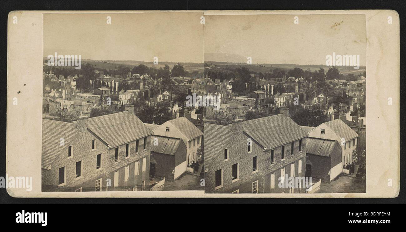 Questa fotografia, attribuita a C. L. Lochman tra il 1864 e il 1870, mostra le rovine di Chambersburg, Pennsylvania, dalla Market House che guarda a ovest. L'immagine documenta le conseguenze degli incendi appiccati dalle truppe confederate il 30 luglio 1864, illustrando la distruzione urbana, l'architettura storica e gli eventi della guerra civile americana della metà del XIX secolo. Fornisce informazioni sulla ricostruzione, la pianificazione urbana e la memoria culturale della storia di Chambersburg. Foto Stock