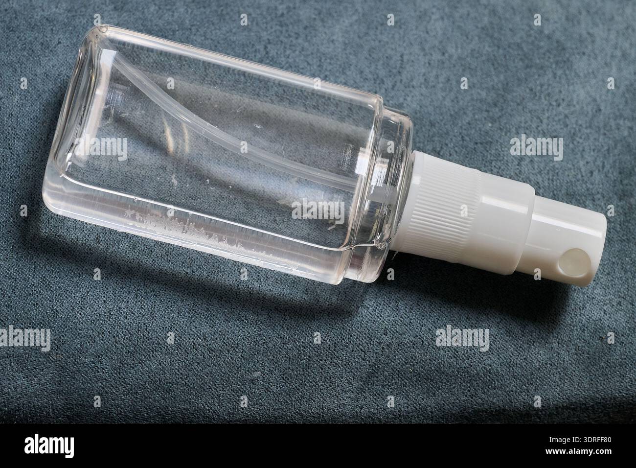 flacone piccolo trasparente di prodotto per la pulizia isolato Foto Stock