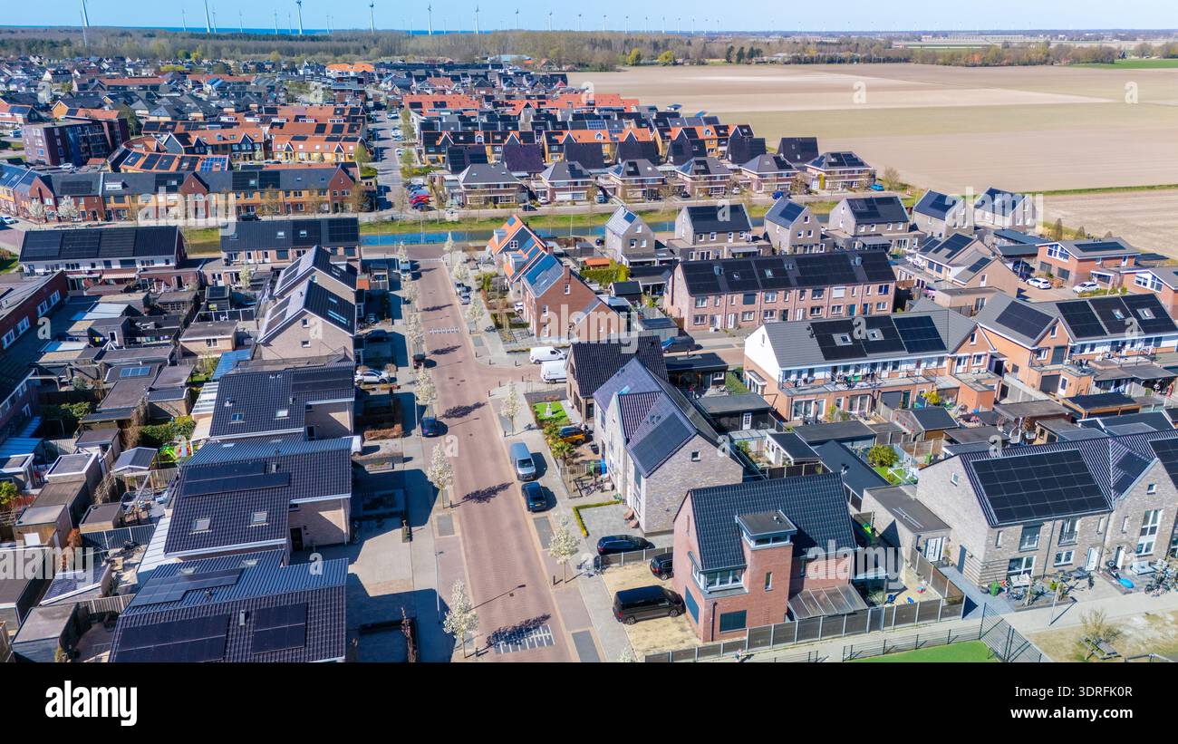 Moderno stile di vita periferico nei Paesi Bassi con case per famiglie a basso consumo energetico Foto Stock