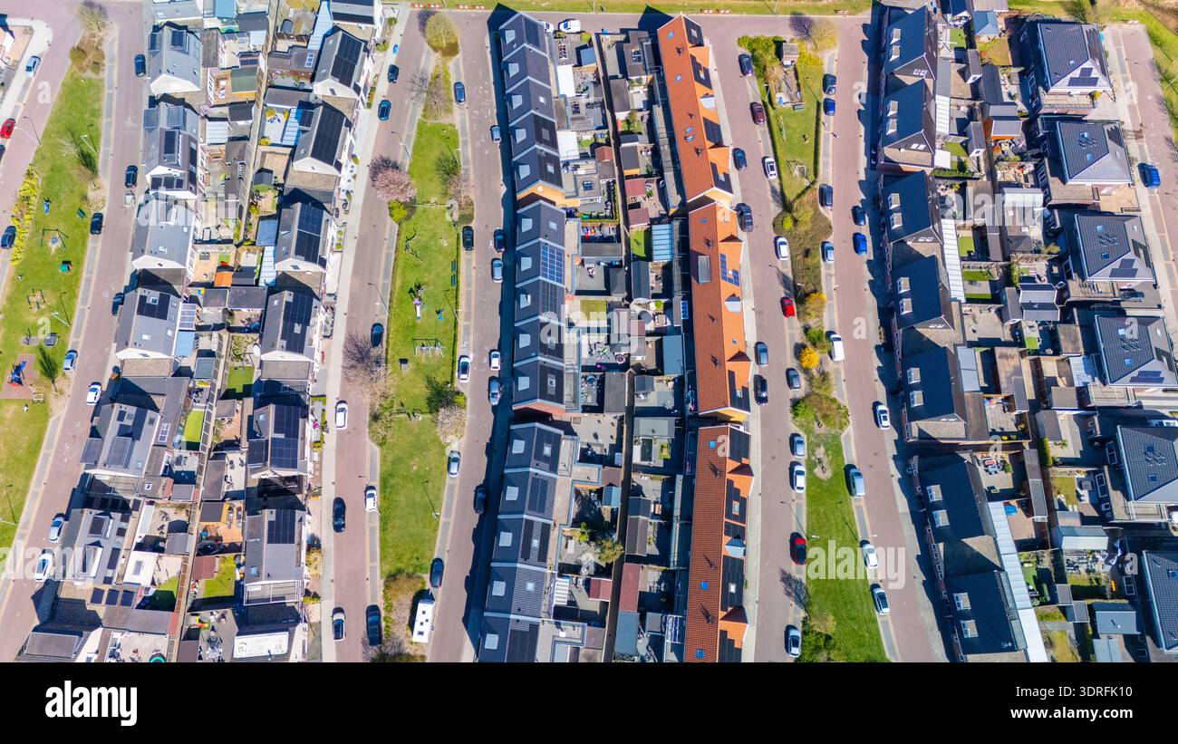 Esplorando la moderna architettura suburbana in un'area residenziale olandese con soluzioni a energia solare Foto Stock