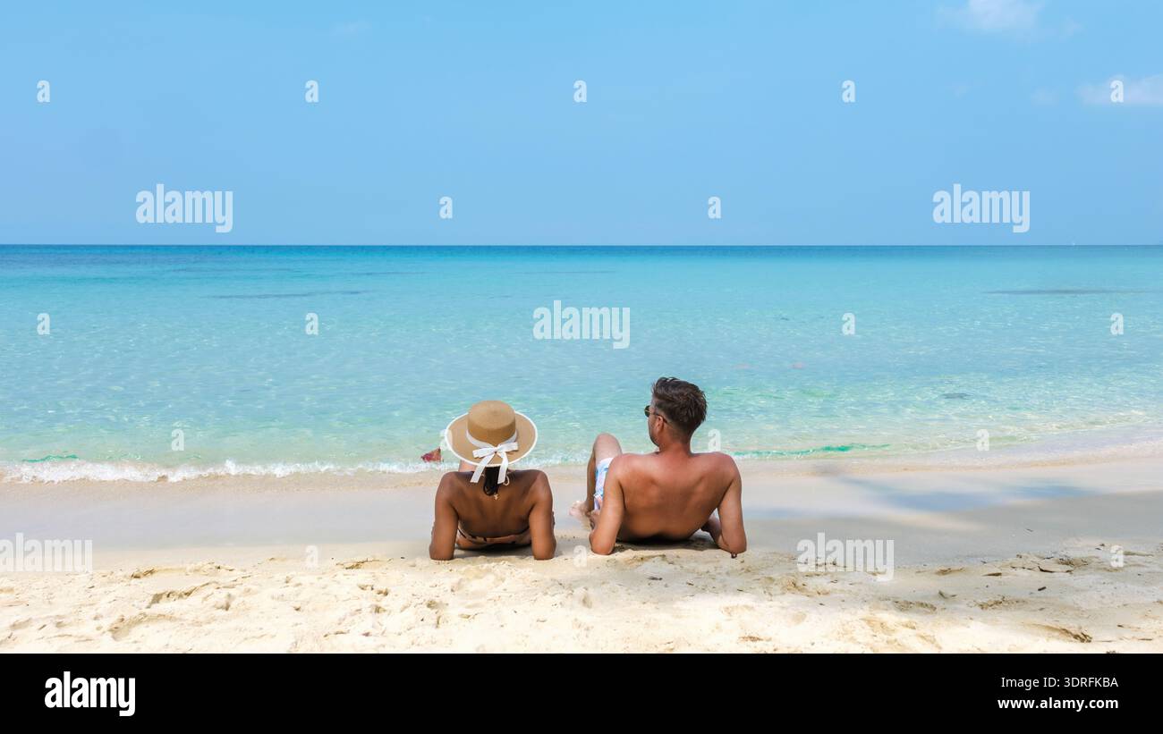 Coppia che trascorre del tempo insieme mentre si rilassa sulla splendida spiaggia di Koh Kood in Thailandia Foto Stock