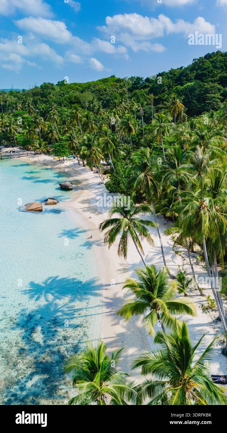 Vi attendono splendide vedute aeree dell'Isola di Koh Kood in Tailandia, la spiaggia tropicale e la lussureggiante vegetazione Foto Stock