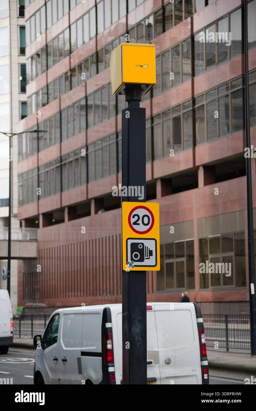 Un autovelox A 20 KM/H nella City di Londra in Lower Thames Street. Verniciato di giallo brillante per avvisare il conducente della sua presenza. Foto Stock