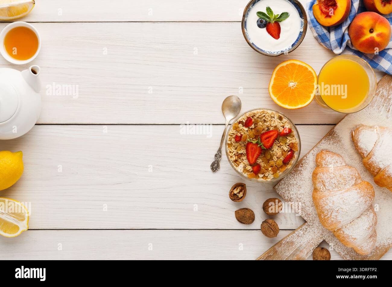 Colazione collage con vari cibi e bevande su un tavolo di legno al mattino Foto Stock