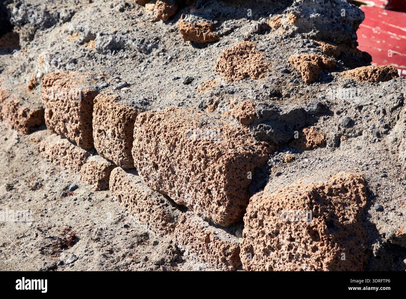 muro costruito con blocchi di roccia vulcanica intagliata el medano tenerife isole canarie spagna Foto Stock