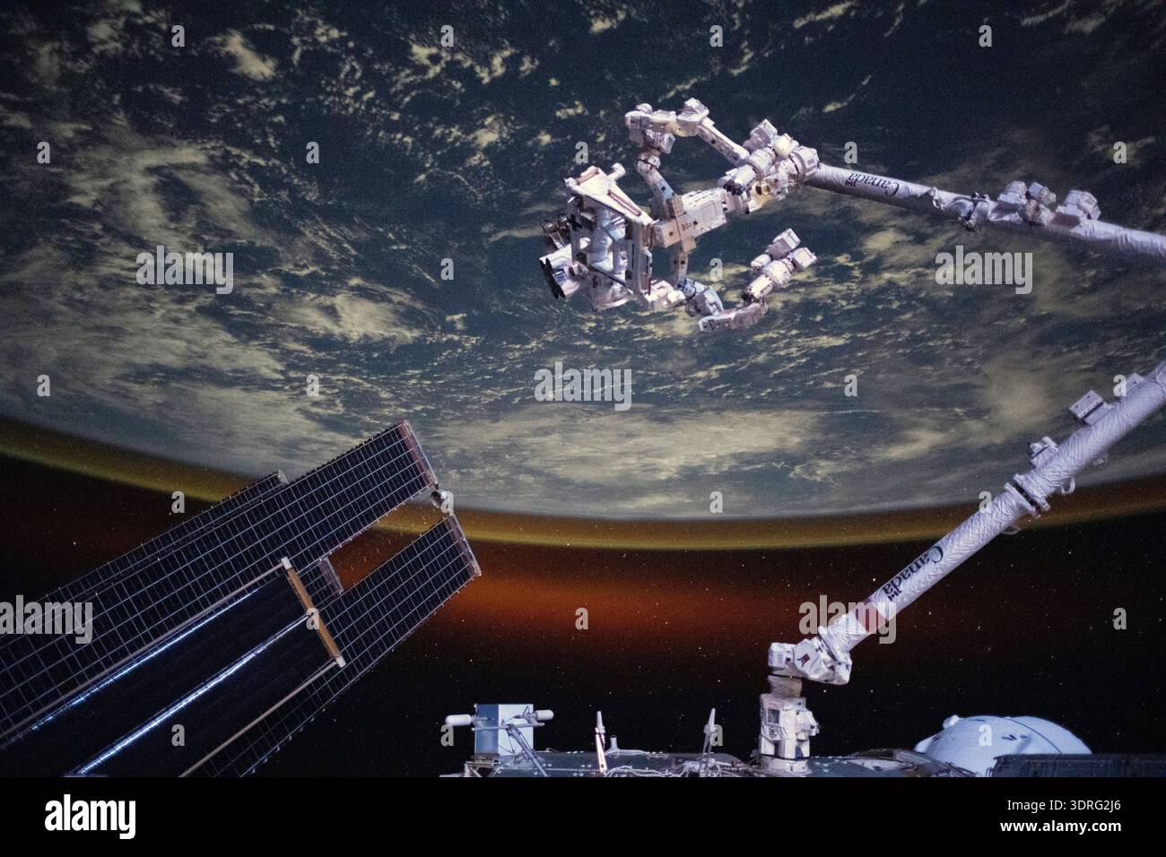 Il braccio robotico Canadarm2 con Dextre, la sua mano robotica perfezionata, è raffigurato estendersi dalla stazione spaziale Internazionale mentre orbitava a 258 miglia sopra l'Oceano Indiano a sud-ovest dell'isola indonesiana di Sumatra. L'orizzonte della Terra è evidenziato dal bagliore atmosferico con una serie di pannelli solari principali dell'avamposto orbitale e una navicella spaziale SpaceX Dragon parzialmente oscurata in primo piano. Una fotografia scattata dalla stazione spaziale Internazionale il 1° settembre 2025. Una versione ottimizzata di un'immagine ISS originale: Credito: NASA/JAXA/KYui solo per uso editoriale. Foto Stock