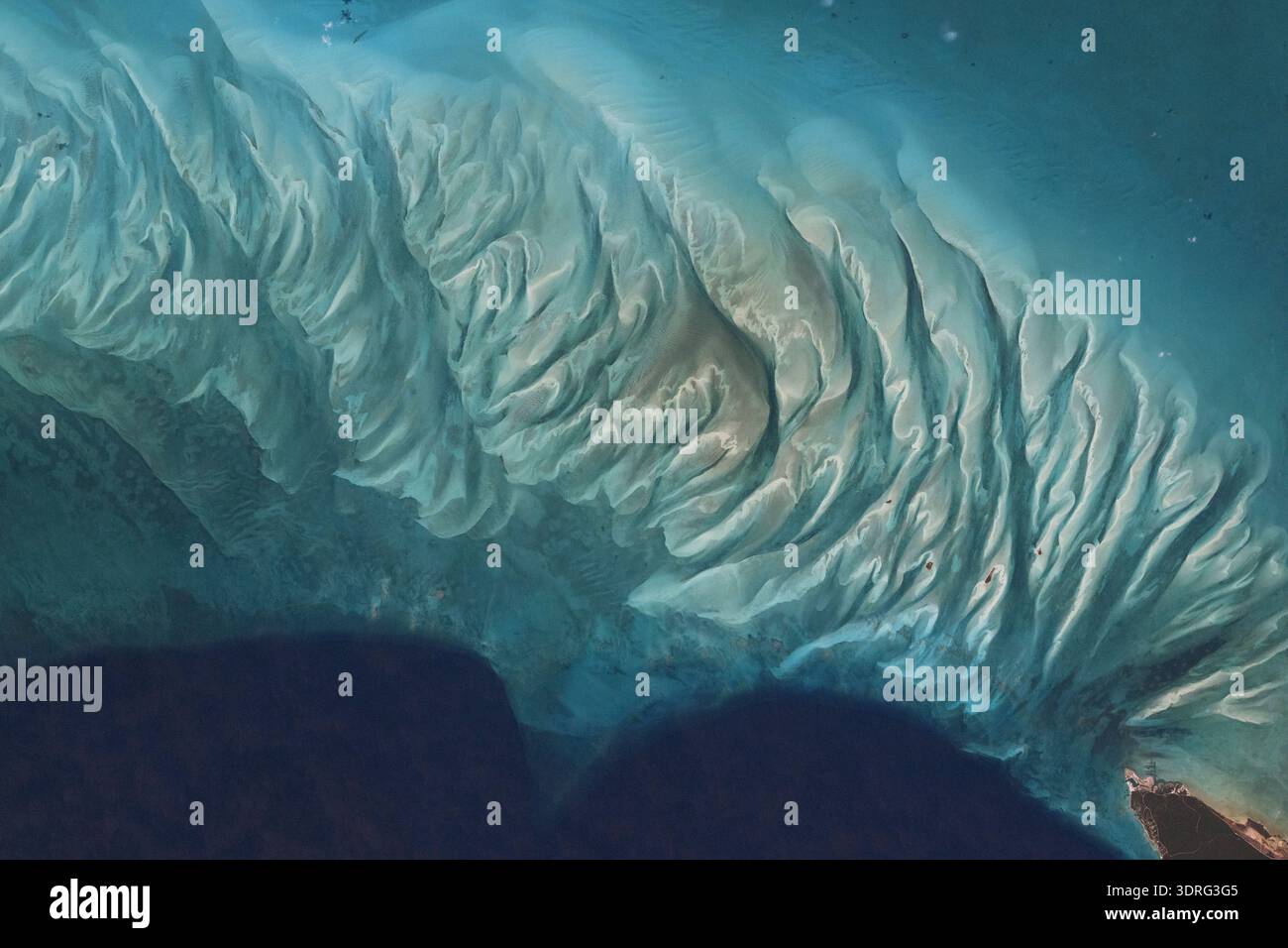 Barre di sabbia delle Bahamas. Una fotografia scattata dalla stazione spaziale Internazionale il 15 ottobre 2025. Una versione ottimizzata di un'immagine originale della NASA: Credit NASA/ZCardman Foto Stock
