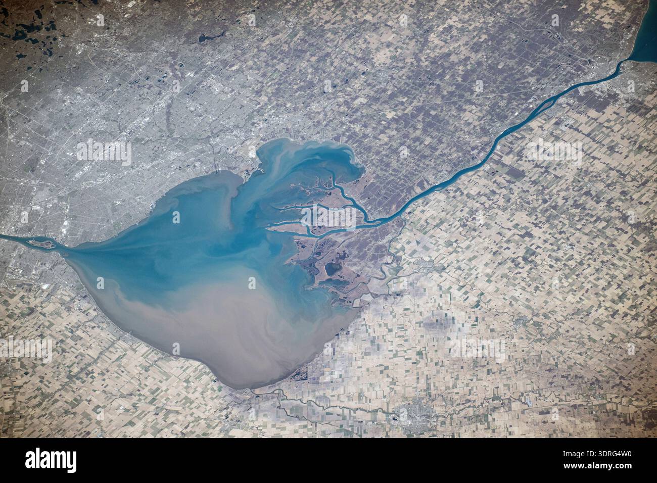 Il lago di acqua dolce St. Clair si trova tra Detroit, Michigan (a sinistra), e Ontario, Canada, e collega il lago Huron e il lago Erie in Nord America in questa fotografia dalla stazione spaziale Internazionale mentre orbitava 260 miglia sopra. Una fotografia scattata dalla stazione spaziale Internazionale il 22 aprile 2025 una versione ottimizzata di un'immagine originale della NASA: Credit NASA Foto Stock