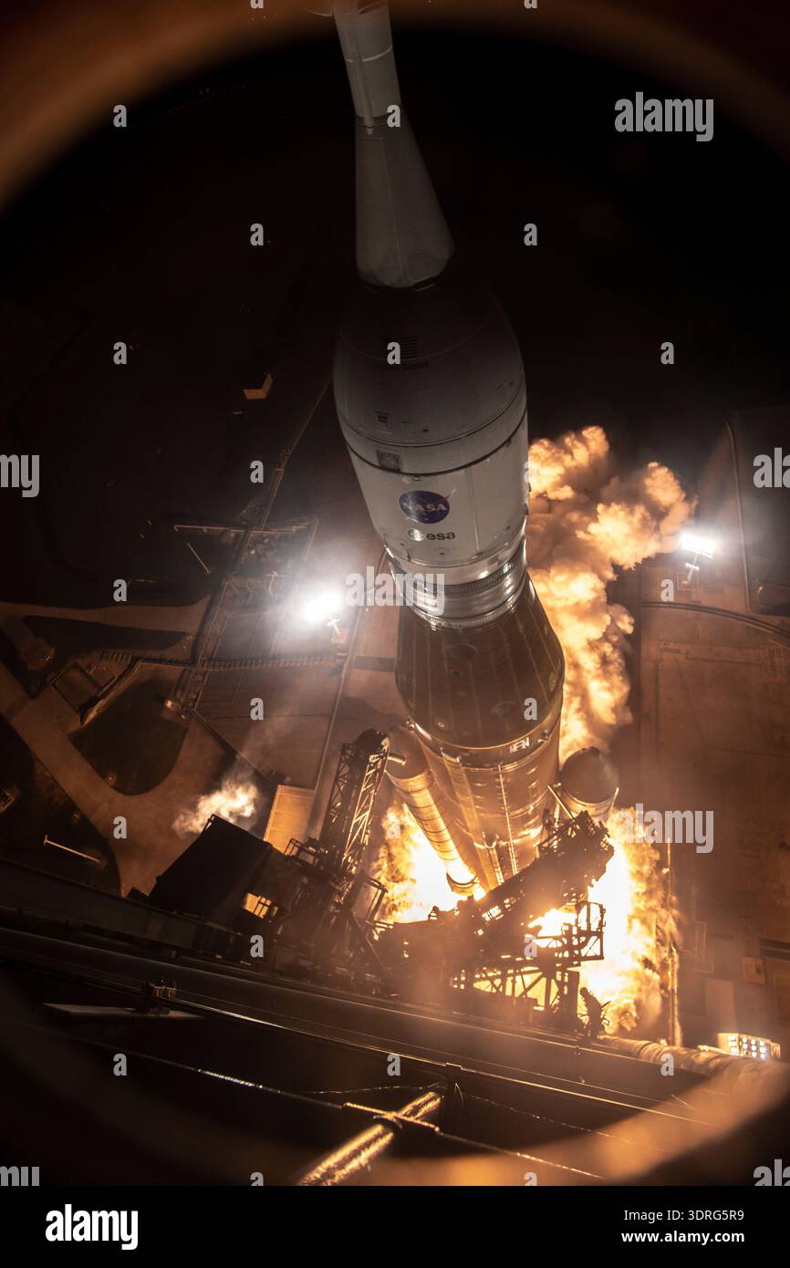 Lo Space Launch System della NASA che trasporta la navicella Orion si solleva dal piazzale al Launch Complex 39B del Kennedy Space Center dell'agenzia in Florida alle 1:47 del 16 novembre 2022. La prima di una serie di missioni sempre più complesse, Artemis i fornirà le basi per l'esplorazione umana nello spazio profondo e dimostrerà impegno e capacità per estendere la presenza umana alla Luna e oltre. L'obiettivo principale di Artemis i è testare a fondo i sistemi integrati prima di missioni con equipaggio. Una versione ottimizzata di un'immagine originale della NASA: Credito NASA/JKowsky Foto Stock