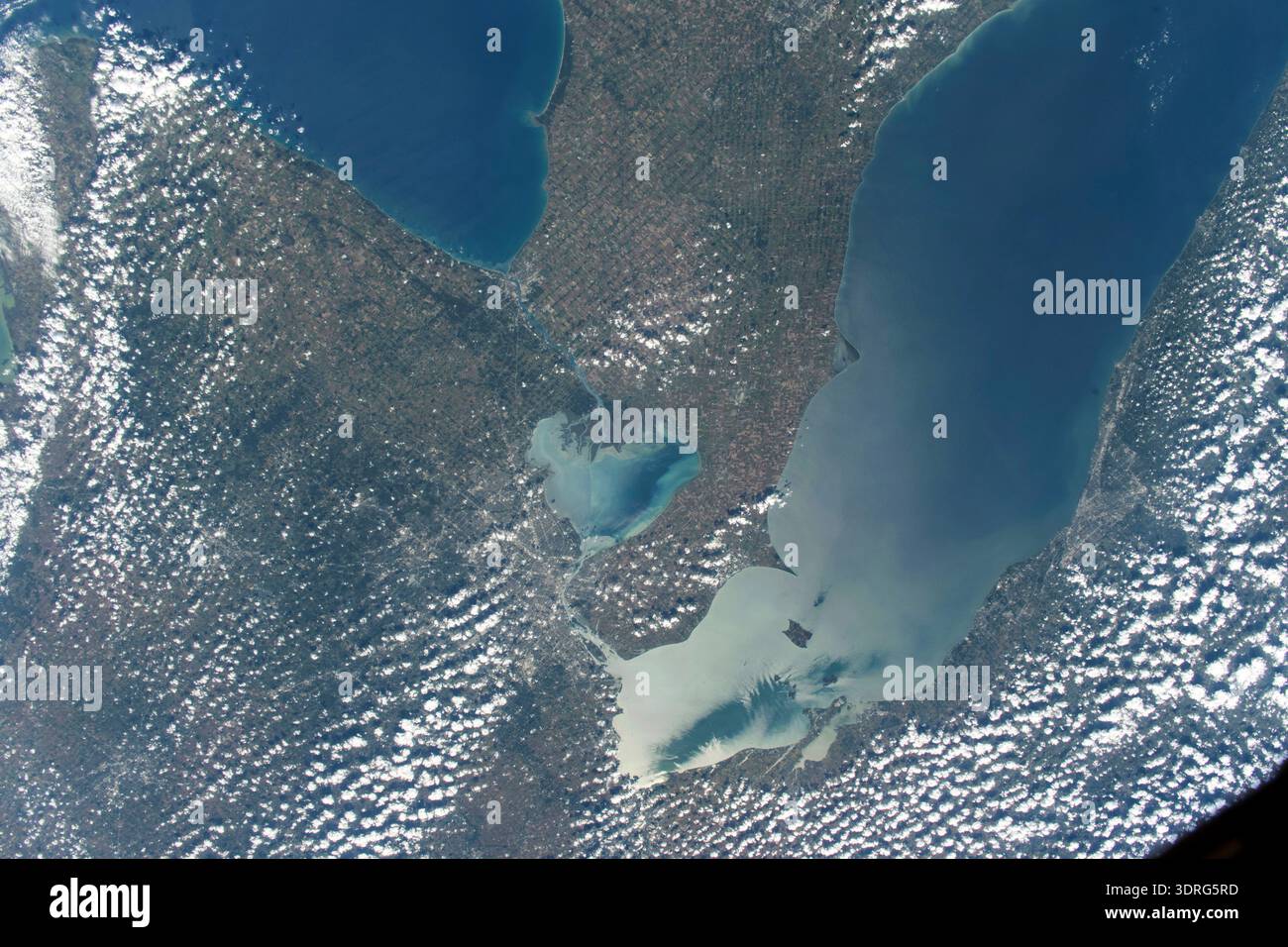 Detroit, Michigan, si trova sulle rive del fiume Detroit, che collega Lake St. Clair (centro) al lago Erie a sud. A nord, il fiume St. Clair collega il lago St. Clair con il lago Huron. Entrambi i fiumi fungono da confine naturale tra gli Stati Uniti e il Canada. La stazione spaziale Internazionale era in orbita a 259 miglia sopra Ontario, Canada, al momento di questa fotografia. Una fotografia scattata dalla stazione spaziale Internazionale il 26 settembre 2025 una versione ottimizzata di un'immagine originale della NASA: Credit NASA/JKim Foto Stock