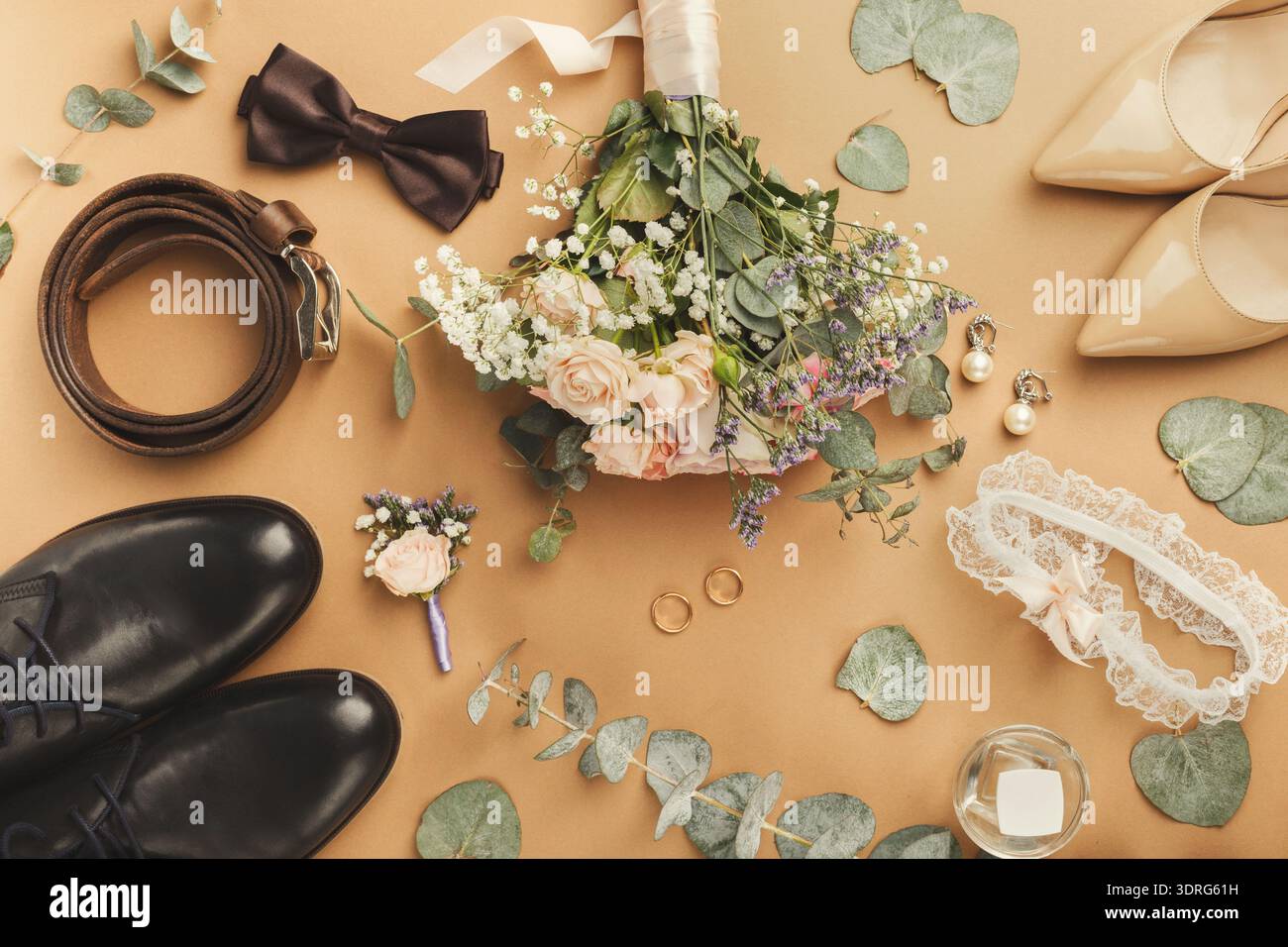 Collezione di articoli per matrimoni disposti su una superficie piana per una celebrazione di un giorno speciale Foto Stock
