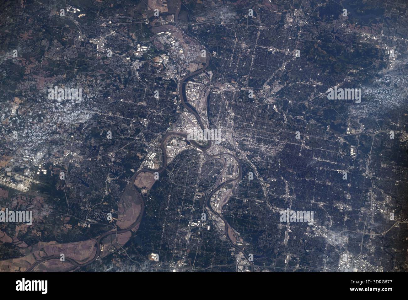 Kansas City, la più grande città del Missouri con una popolazione di circa 516.000 abitanti e spaccata dal fiume Missouri, è raffigurata dalla stazione spaziale Internazionale mentre orbitava a 262 miglia sopra il midwest degli Stati Uniti. Una fotografia scattata dalla stazione spaziale Internazionale il 31 maggio 2025. Una versione ottimizzata di un'immagine originale della NASA: Credito NASA/AMcClain Foto Stock