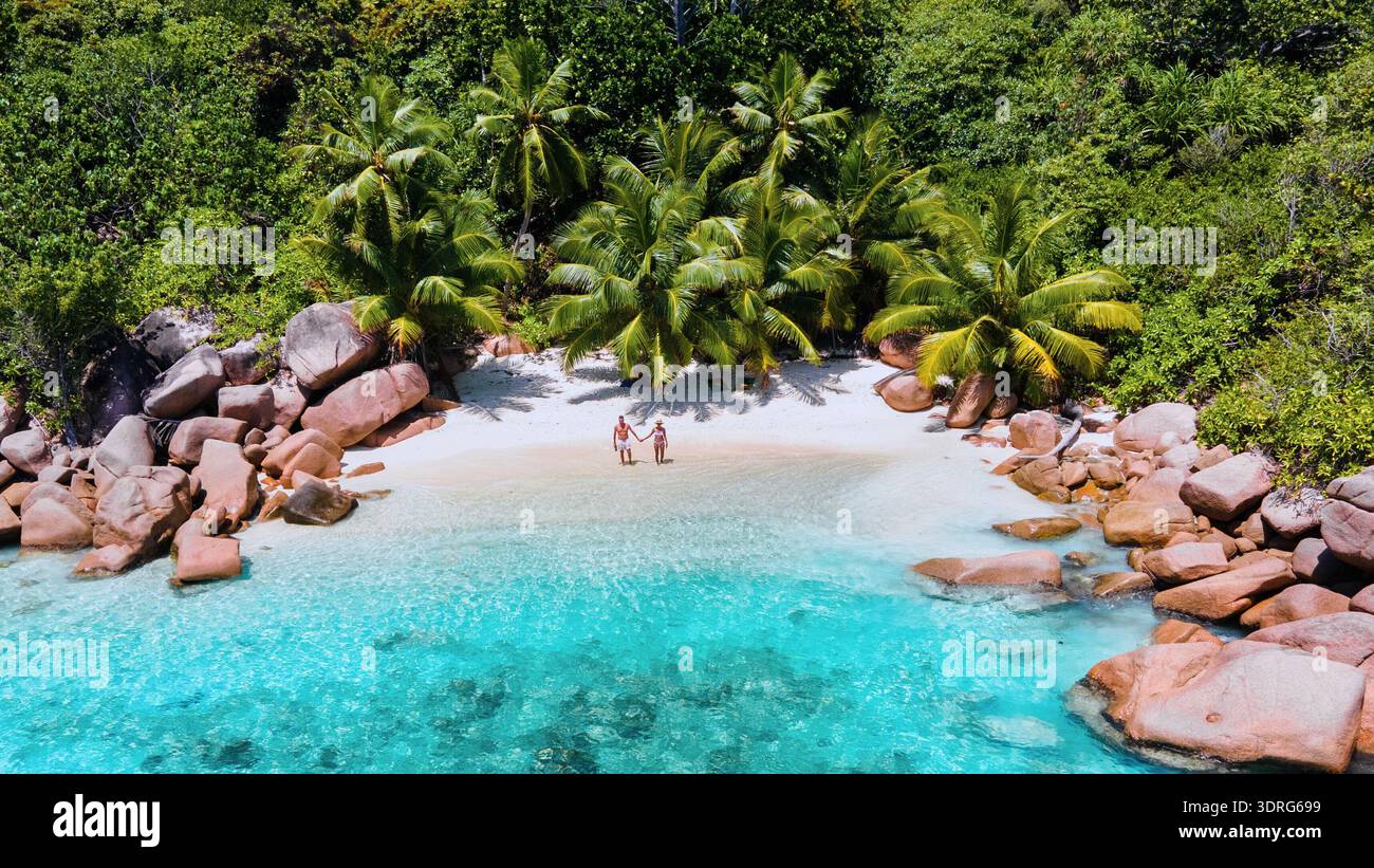 Coppia che si gode una fuga romantica sulla spiaggia di Anse Lazio alle Seychelles Foto Stock