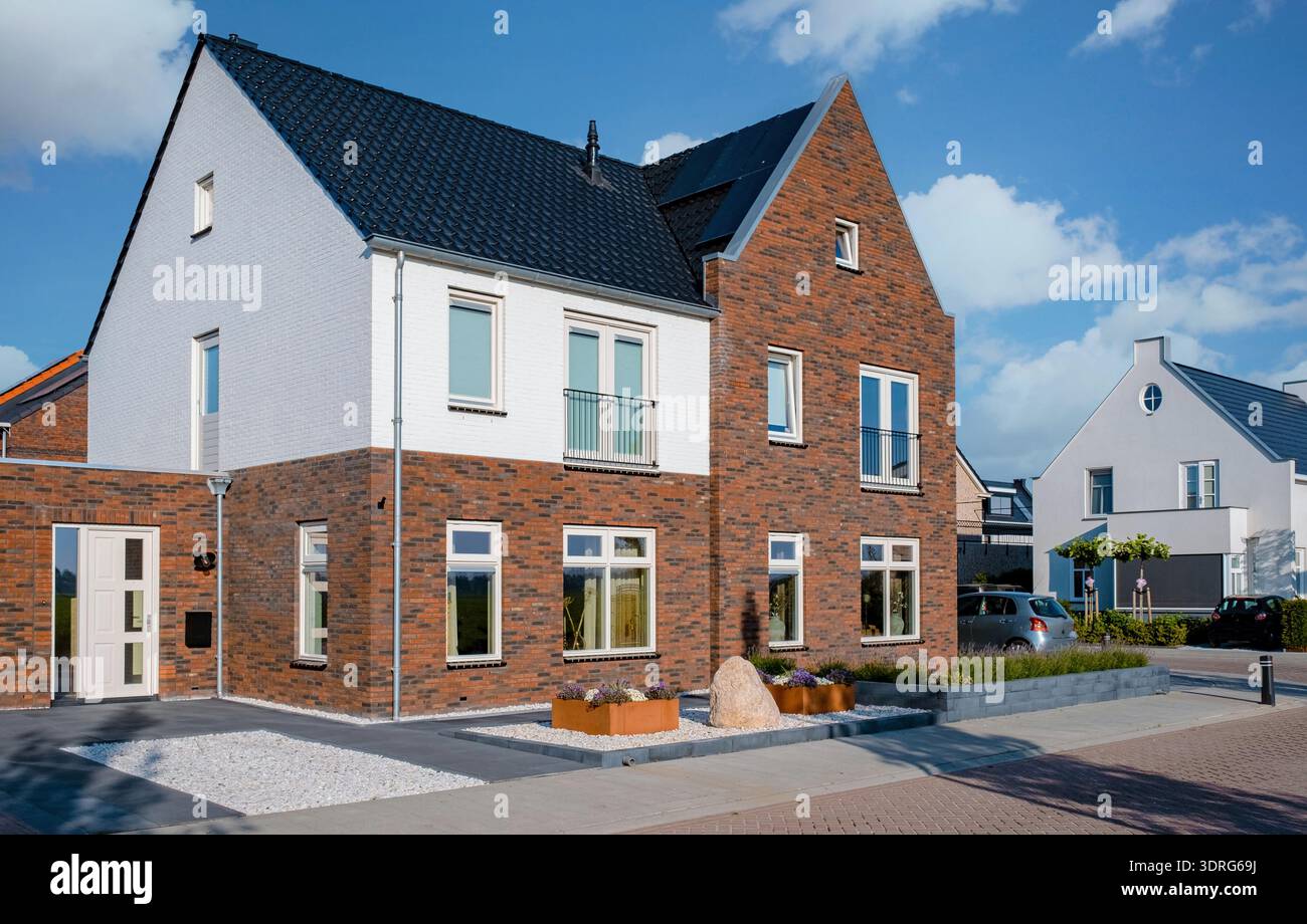 L'area olandese di Suburban con moderne case familiari, moderne case familiari costruite di recente nei Paesi Bassi Foto Stock