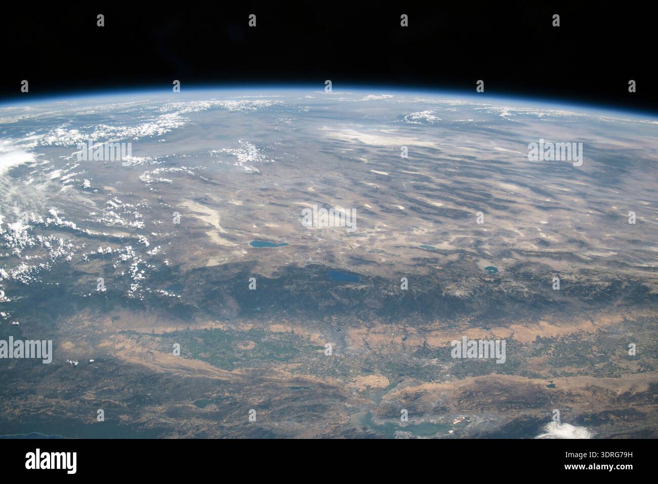 Dal basso verso l'alto, o da ovest a est in questo orientamento, la Central Valley della California si estende attraverso il fondo di questa fotografia e appena sopra la San Francisco Bay area. Oltre la Central Valley si trova la catena montuosa della Sierra Nevada che conduce nella regione del grande bacino del Nevada e verso est verso le Montagne Rocciose. La stazione spaziale Internazionale stava sorvolando 260 miglia sopra l'Oceano Pacifico al momento di questa fotografia. Una fotografia scattata dalla stazione spaziale Internazionale il 3 agosto 2025 una versione ottimizzata di un'immagine originale della NASA: Credit NASA Foto Stock
