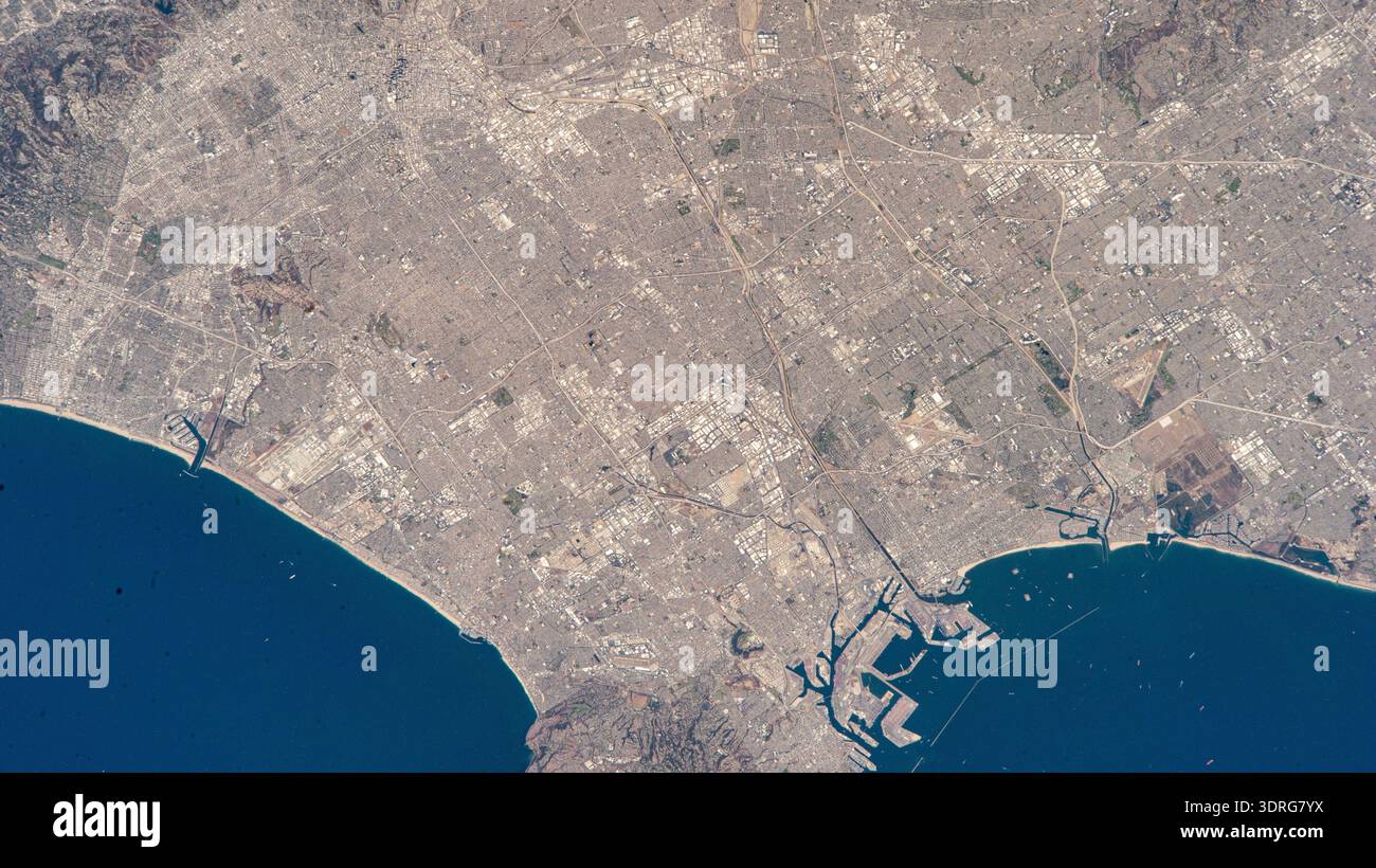 Los Angeles, California, circondata dai suoi sobborghi, tra cui Santa Monica, Marina del Rey e Long Beach, nella foto della stazione spaziale Internazionale (ISS) mentre orbitava a 261 miglia sopra la Terra. Le attrazioni principali includono Terminal Island (in basso a destra), un'isola artificiale utilizzata principalmente per attività industriali e portuali. A sinistra, vicino a Marina del Rey si trova l'Aeroporto Internazionale DI LOS ANGELES (LAX) che collega oltre 80 milioni di passeggeri all'anno a oltre 100 destinazioni nazionali e internazionali Una fotografia scattata dalla ISS il 22 agosto 2025. Una versione ottimizzata di un'immagine originale della NASA: Credit NASA Foto Stock