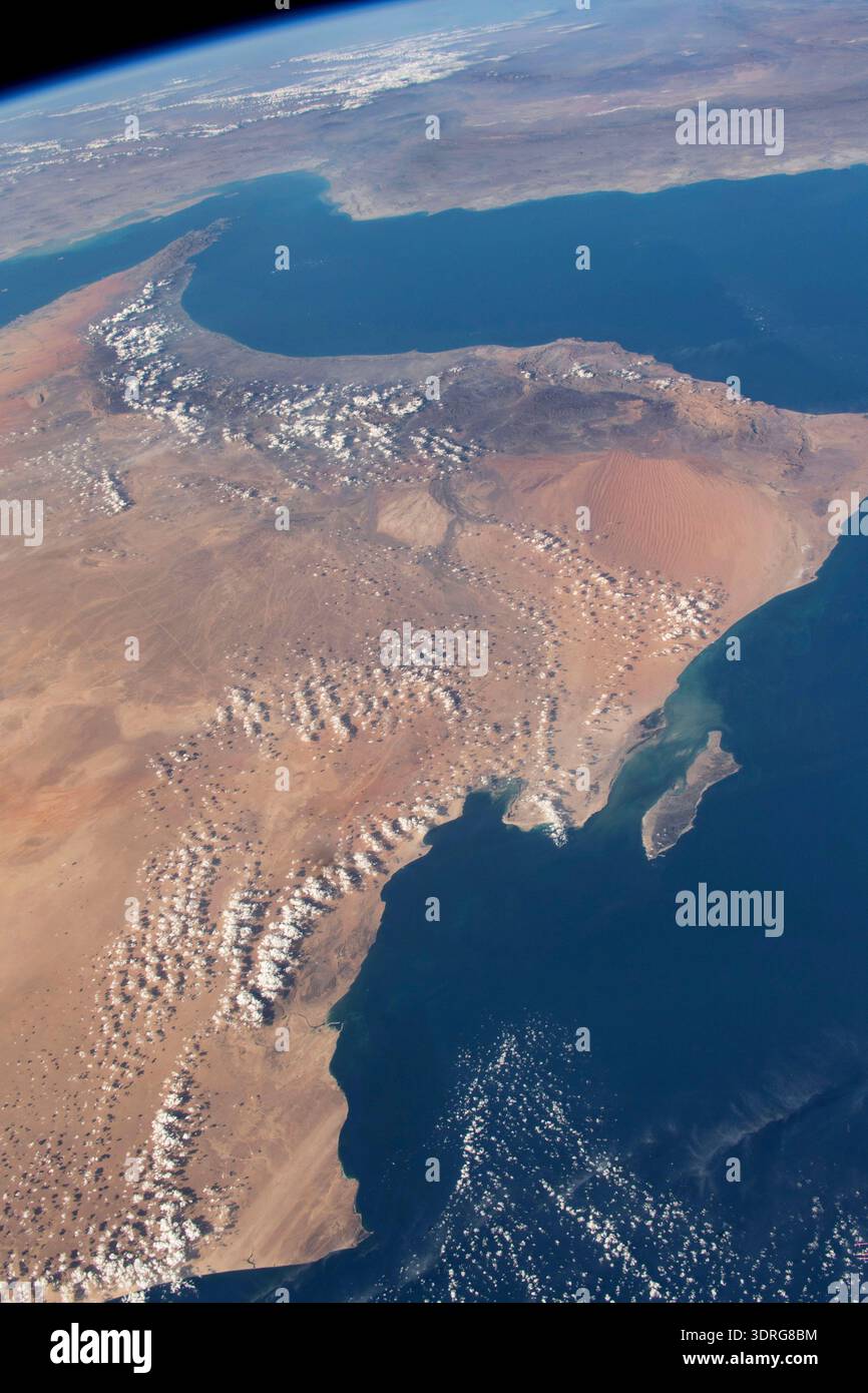 Lo stretto di Hormuz OMAN. STRETTO DI HORMUZ , GOLFO DI OMAN , MONTAGNE AL HAJAR , DESERTO DI WAHIBA SANDS, OMAN fotografia scattata dalla stazione spaziale Internazionale il 26 novembre 2019 una versione ottimizzata di un'immagine originale della NASA: Credit NASA Foto Stock